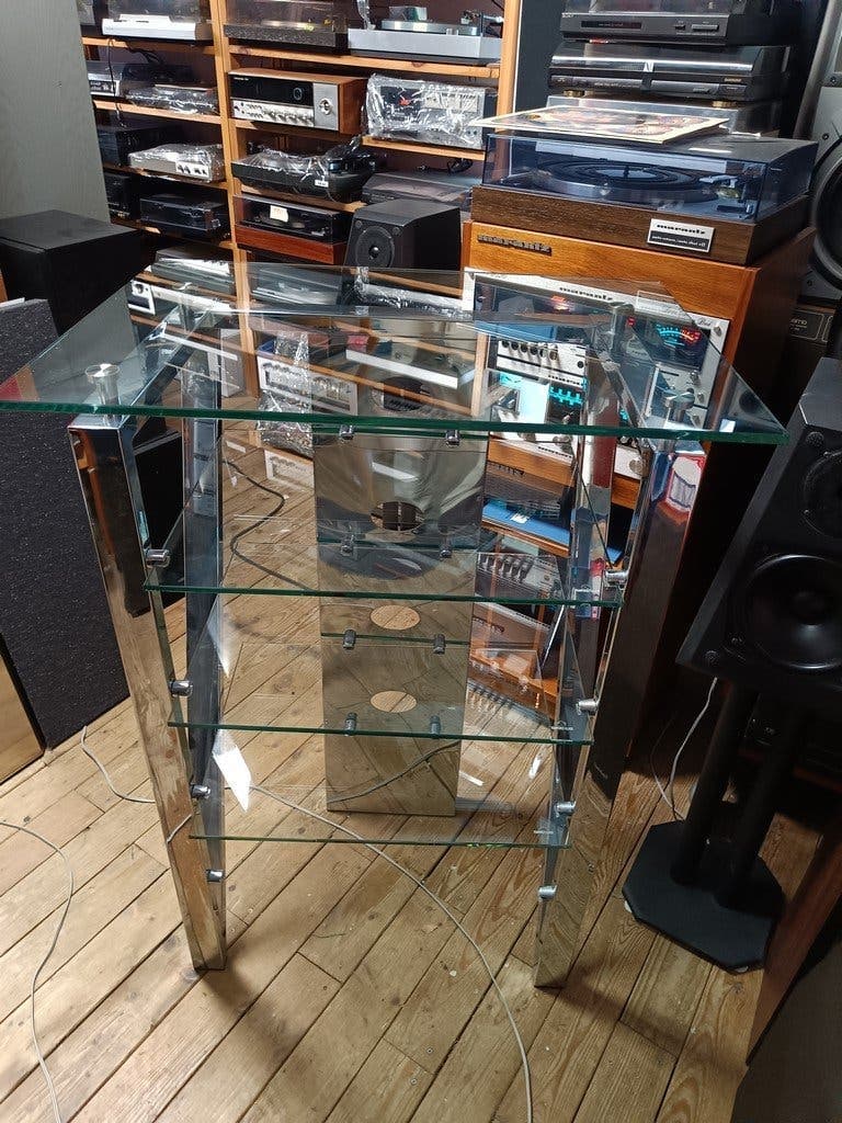 Stereobänk i glas och metall