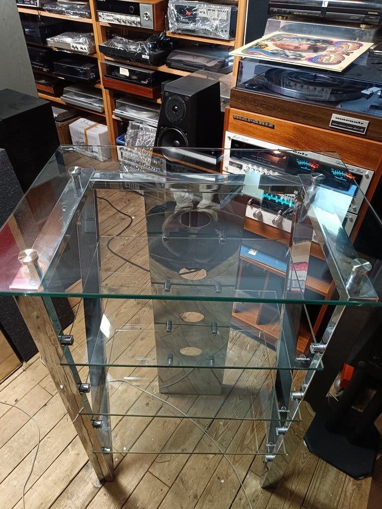 Stereobänk i glas och metall