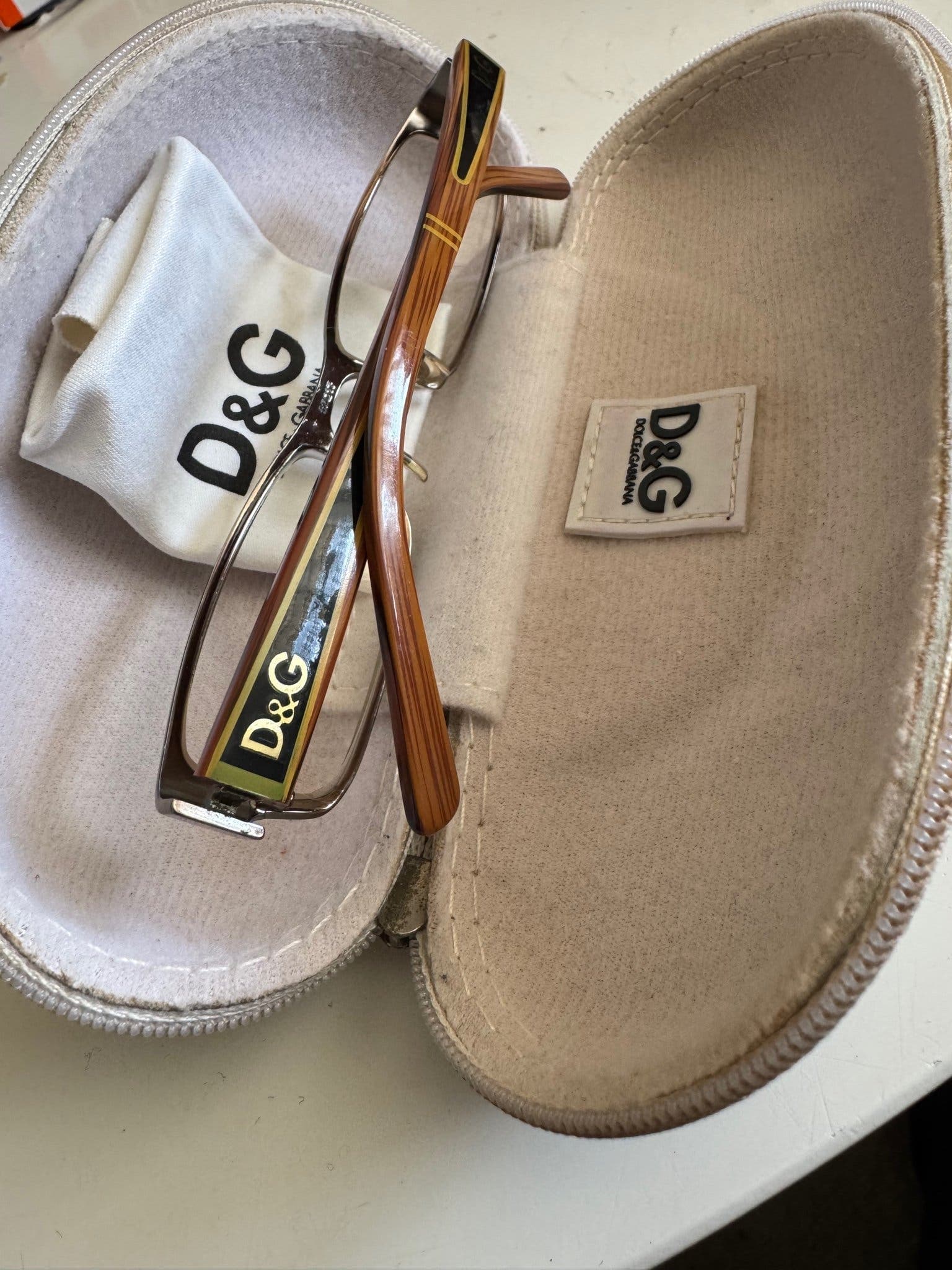 D&G glasögonbågar med fodral och putsduk