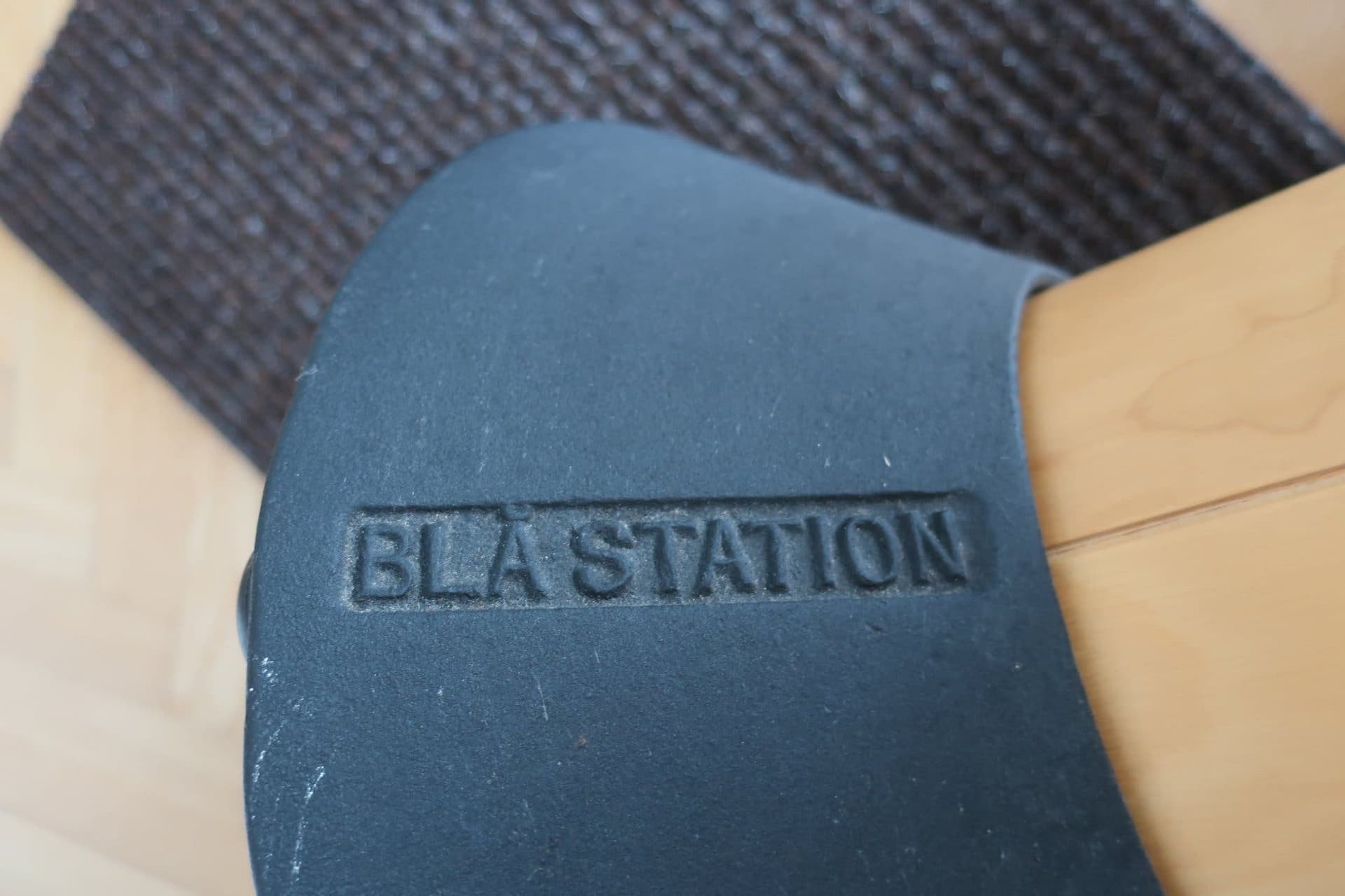 Stolab, Knappen, Blå station bord, Ovanligt