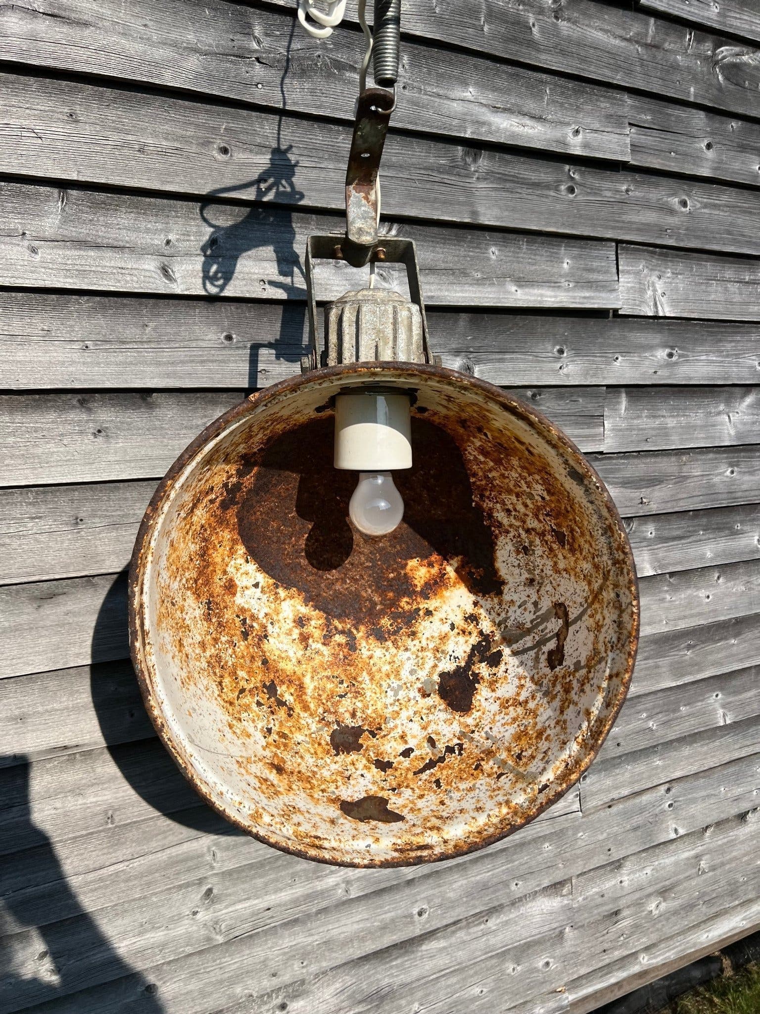 Härlig gammal TAKLAMPA -INDISTRILAMPA i fint rostigt skick. Ger ett vackert sken