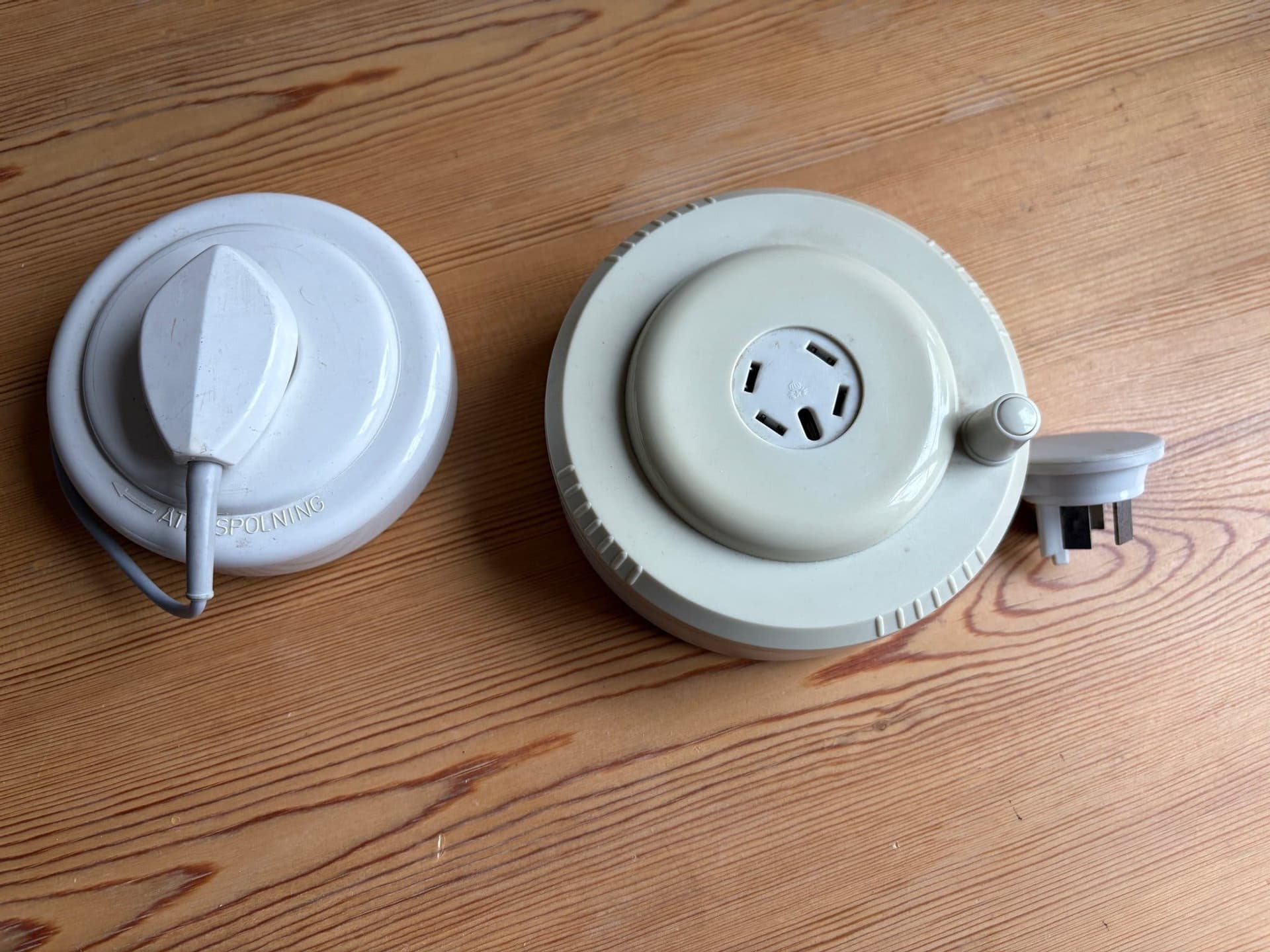 2st förlängningskablar fast telefon: 5 meter + 7 meter (sammanlagt 12 meter)
