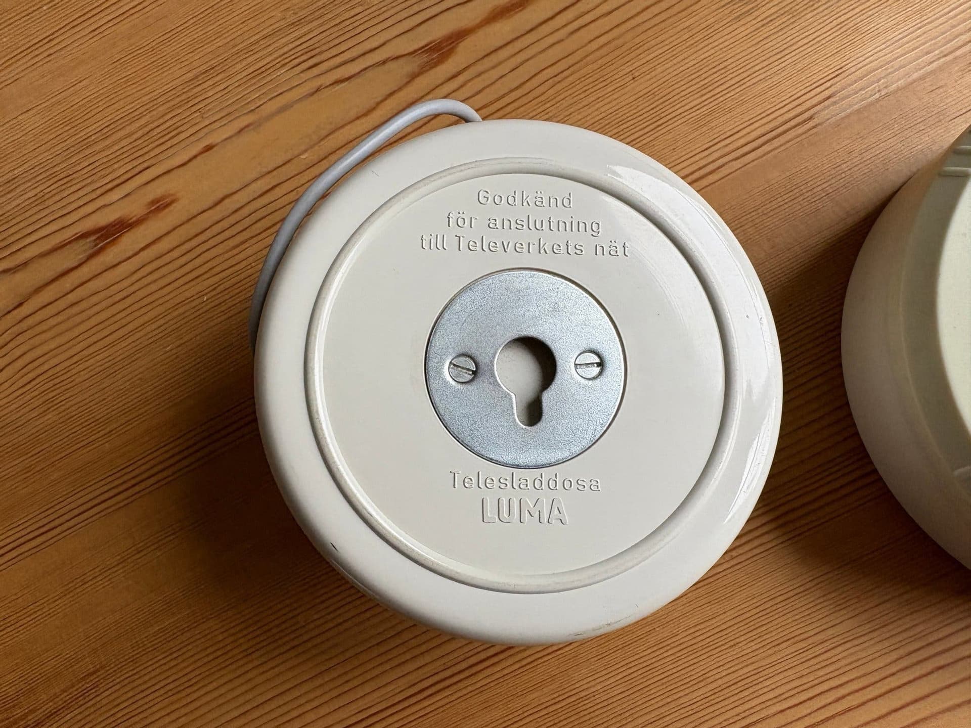 2st förlängningskablar fast telefon: 5 meter + 7 meter (sammanlagt 12 meter)
