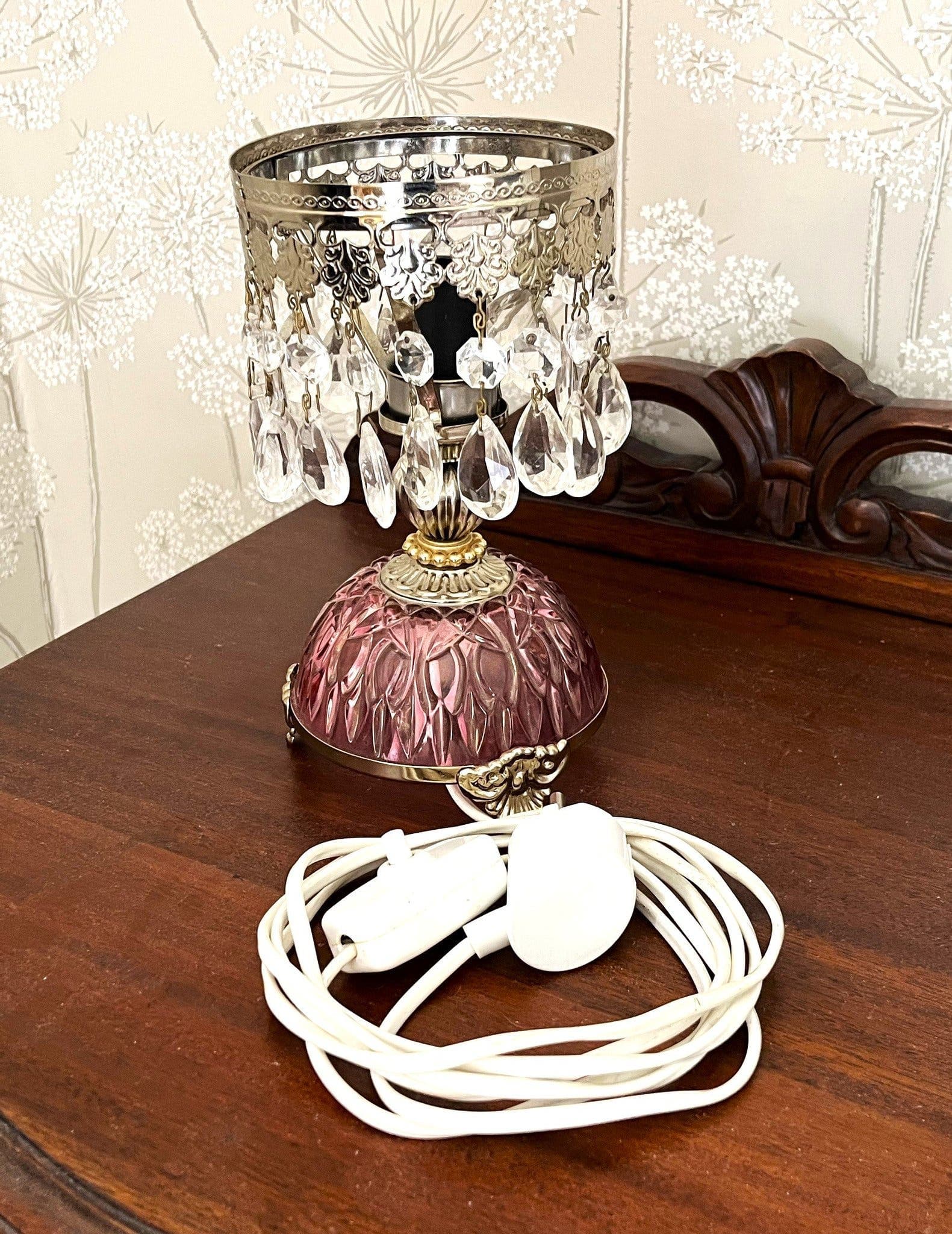 Bordslampa med kristalldekorationer i boudoir-stil