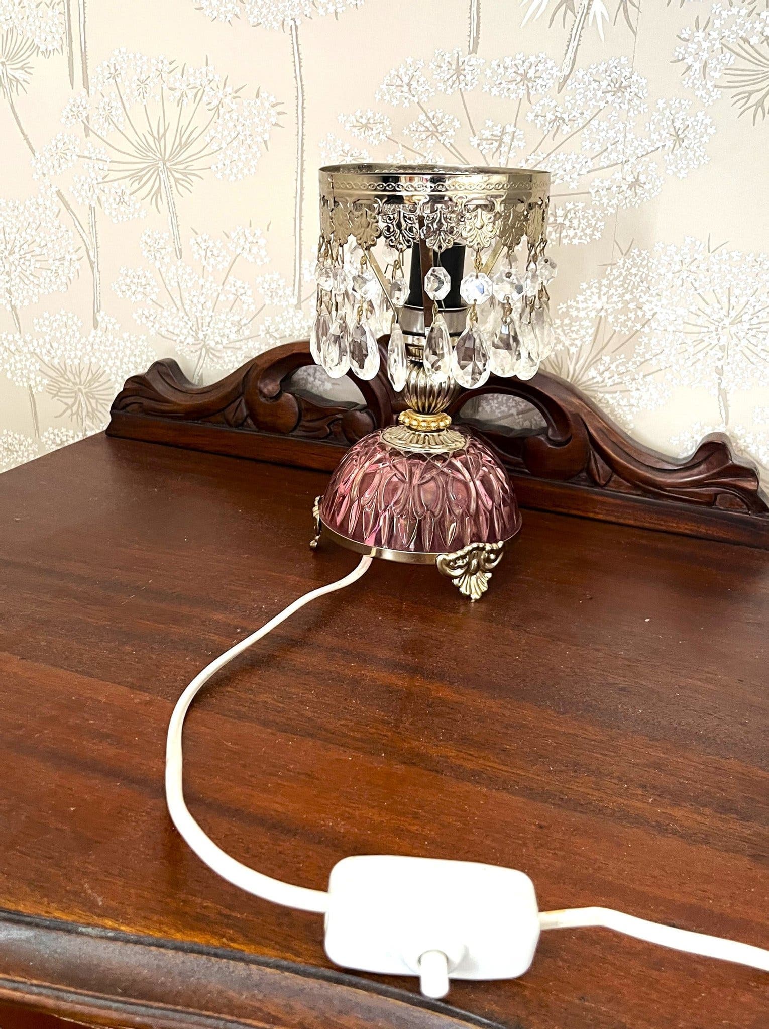 Bordslampa med kristalldekorationer i boudoir-stil