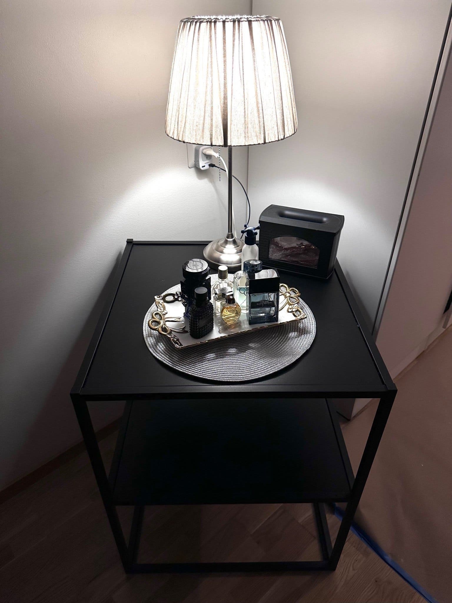 Svart sidobord/nattduksbord med två hyllplan