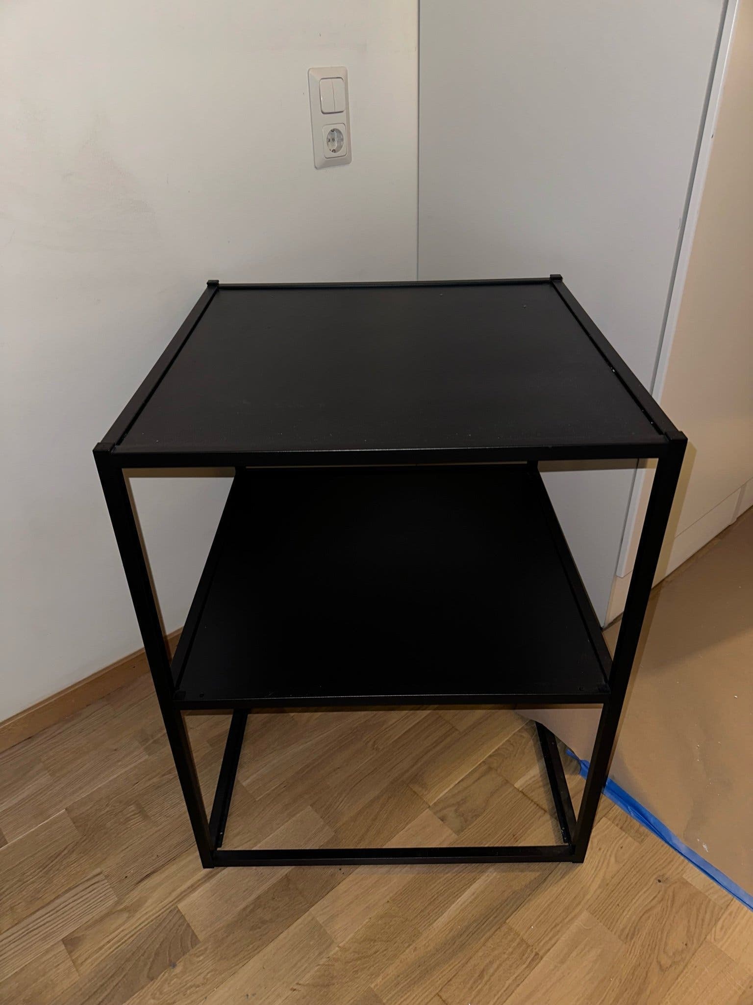 Svart sidobord/nattduksbord med två hyllplan