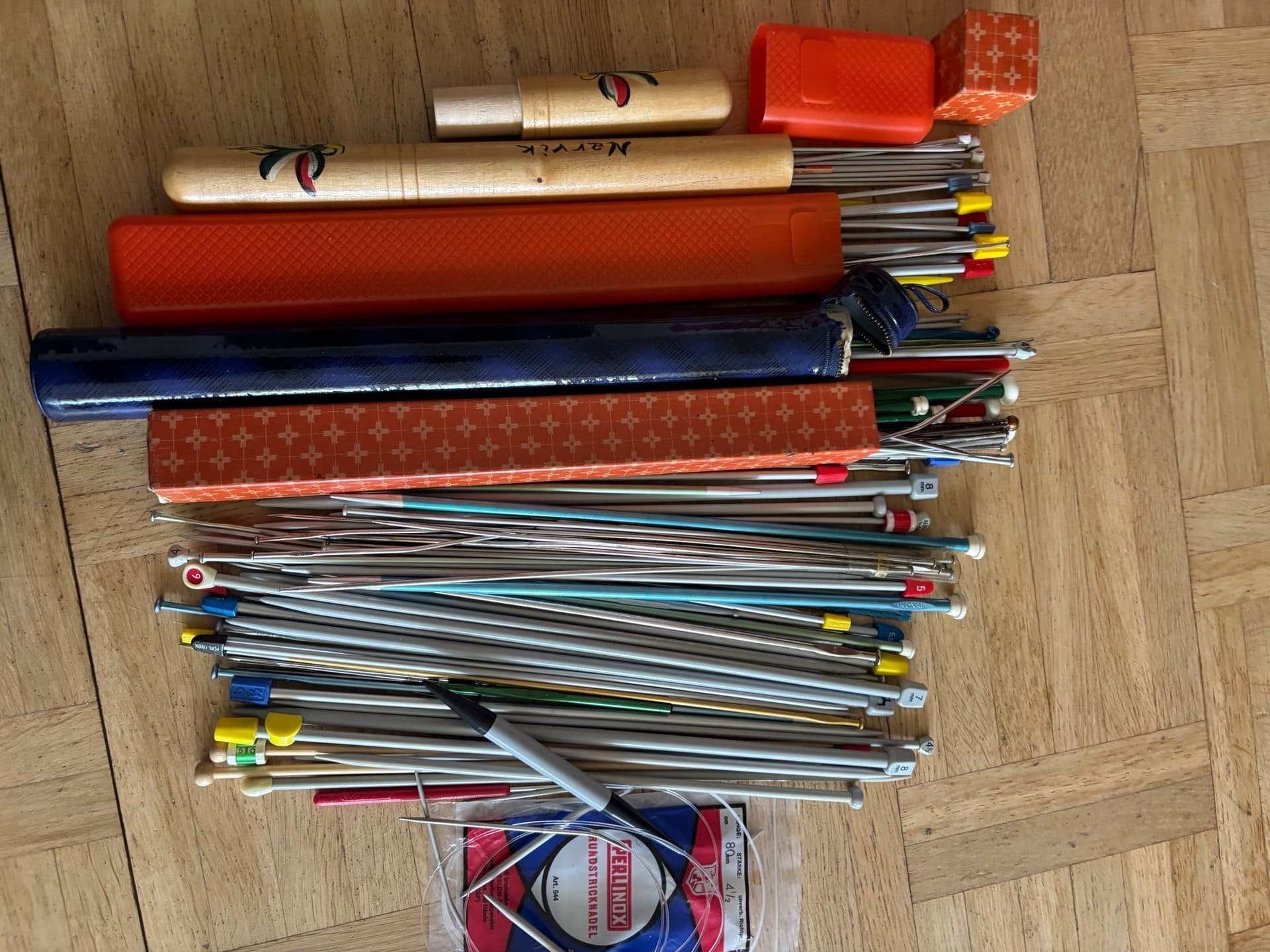 Stort parti med stickor och virknålar