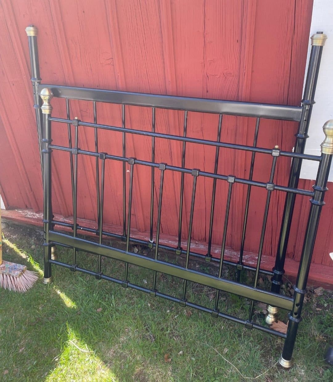 * sista chansen 23 juni åker den till tippen IKEA Sängram i metall, svart med m