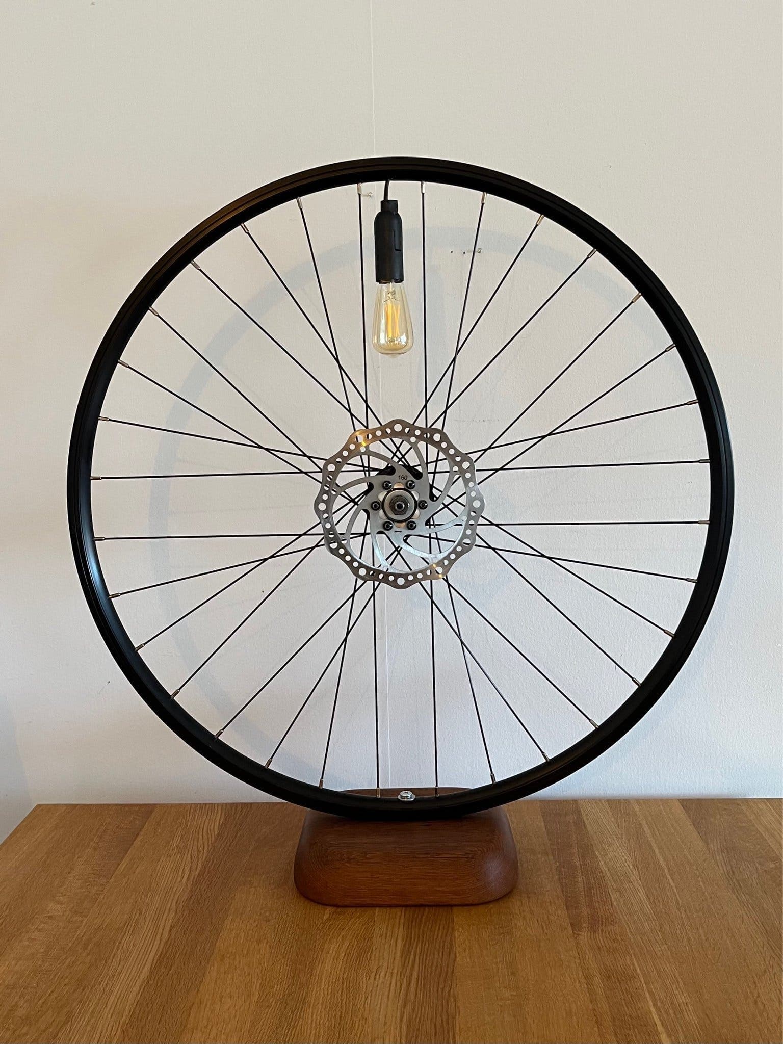 Unik lampa av cykelhjul