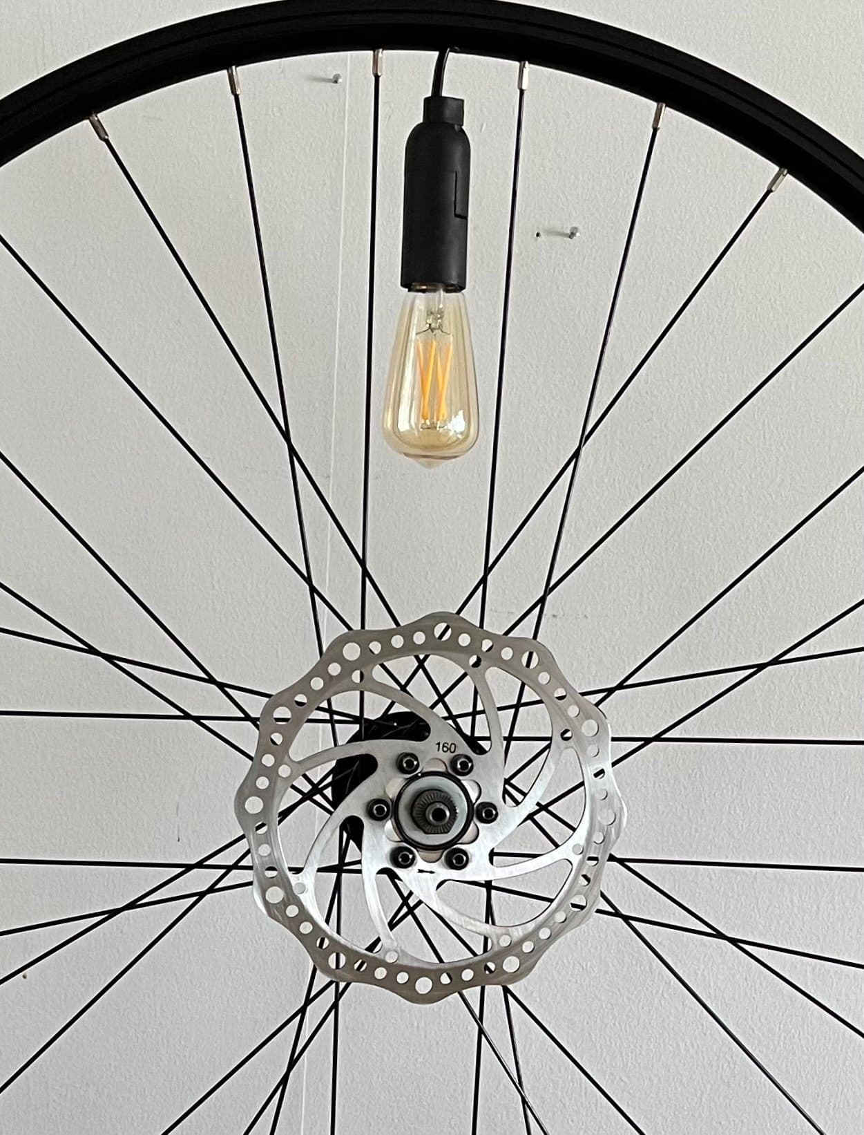 Unik lampa av cykelhjul