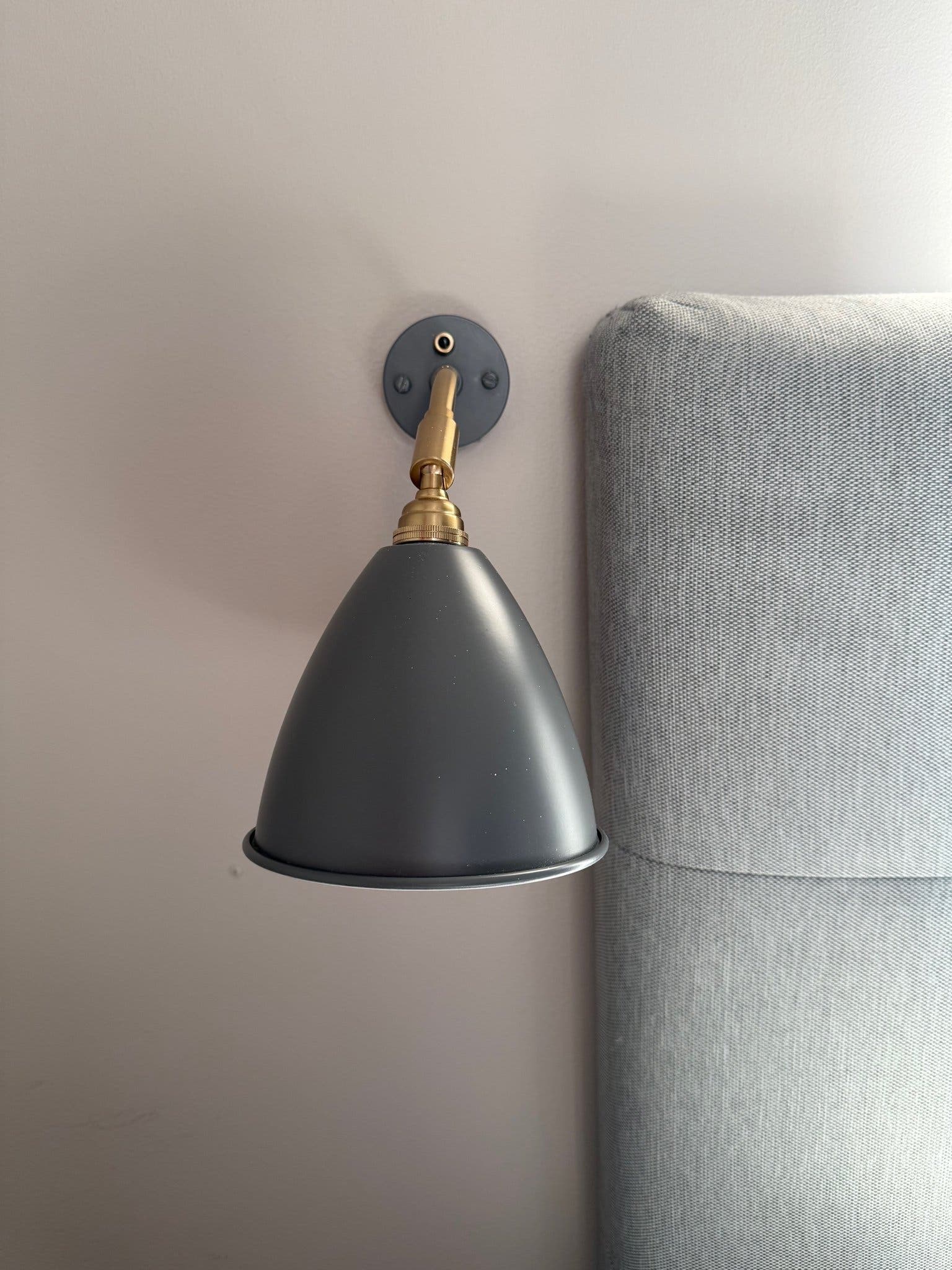 Vägglampa i mässing och grå metall