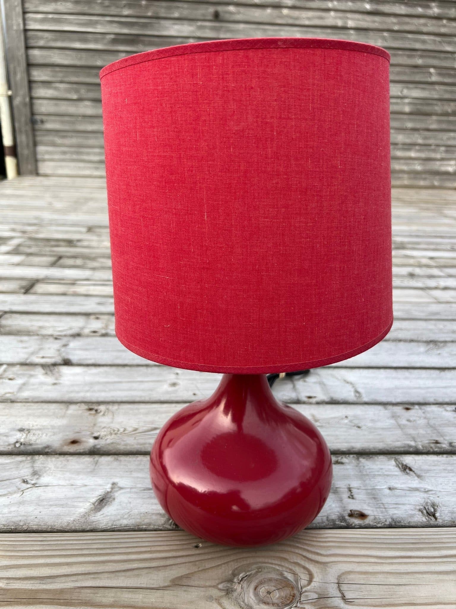 Röd bordslampa med tygskärm