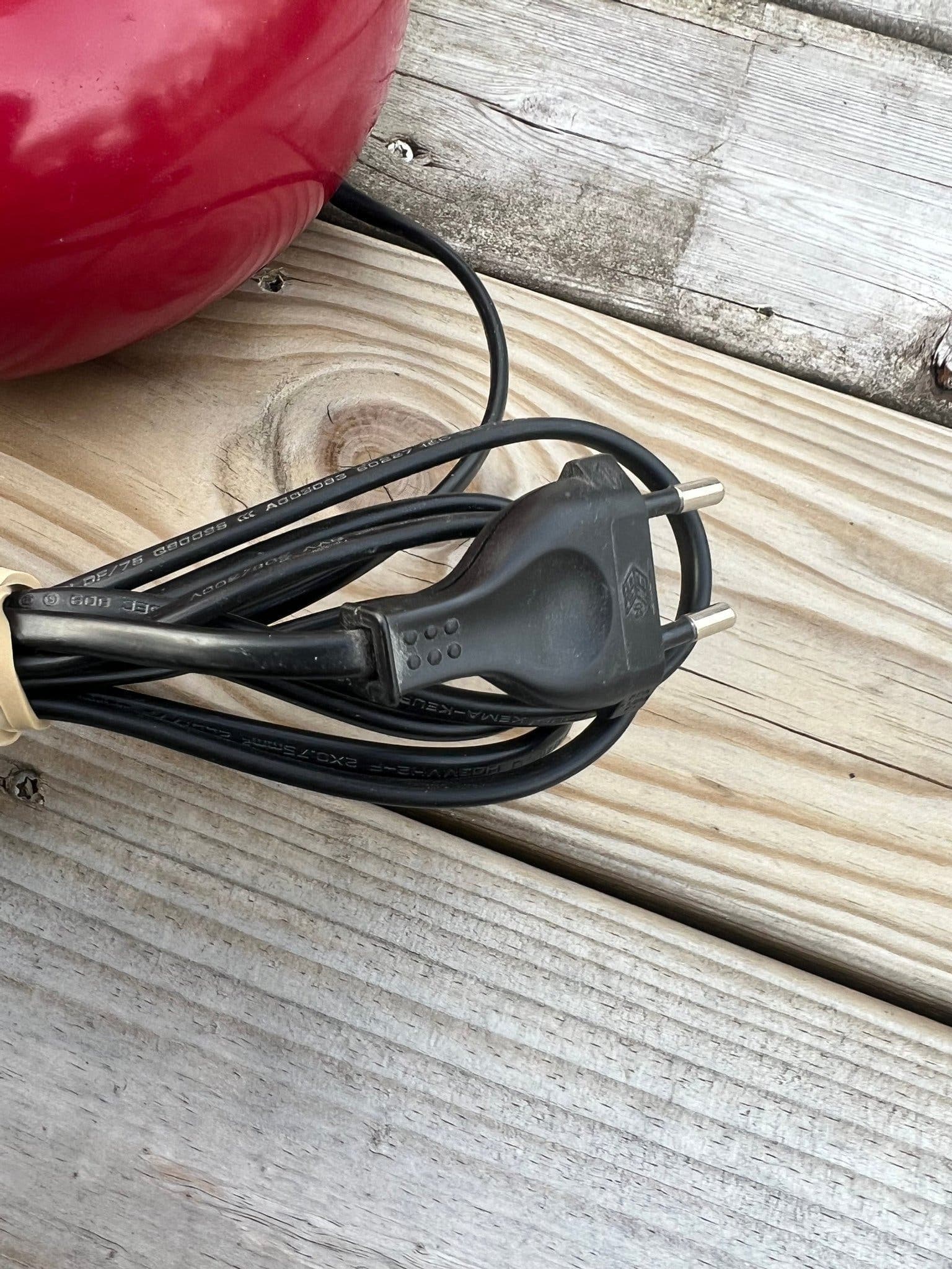 Röd bordslampa med tygskärm