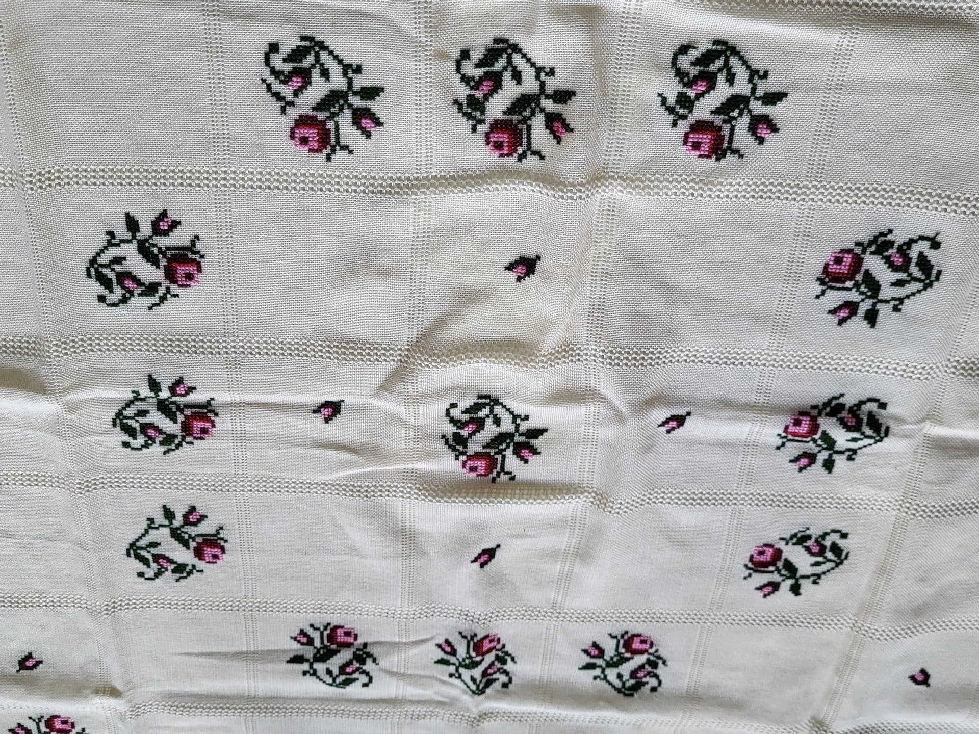Hand broderad Duk + 6 st