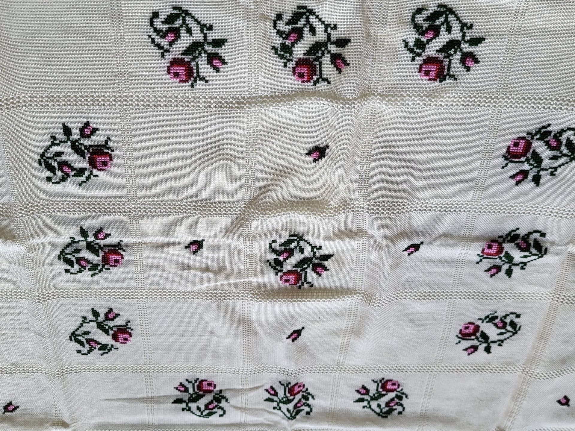 Hand broderad Duk + 6 st