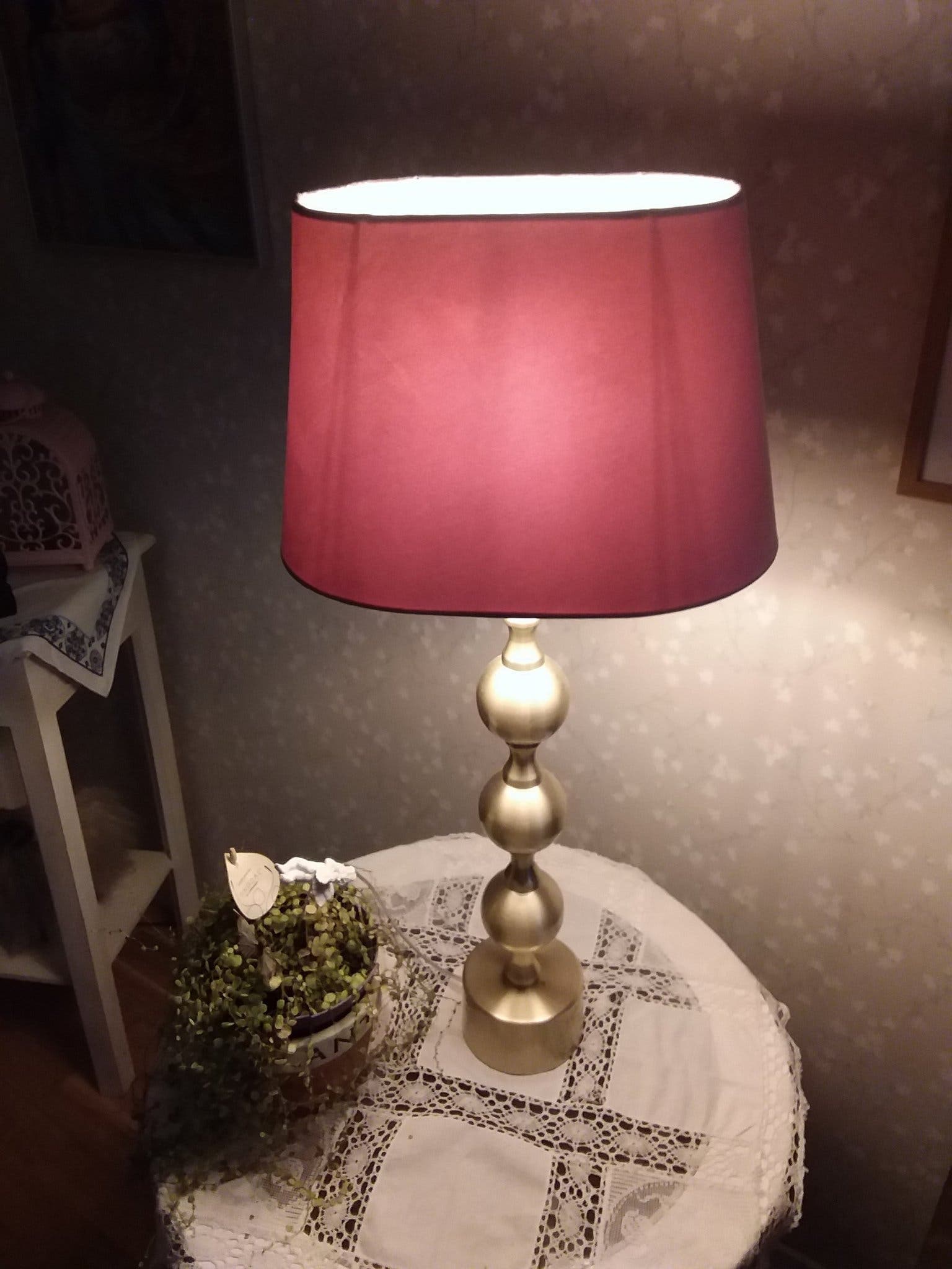 Bordslampa med röd skärm 2 st och Fyra por 2 st säljes för sig