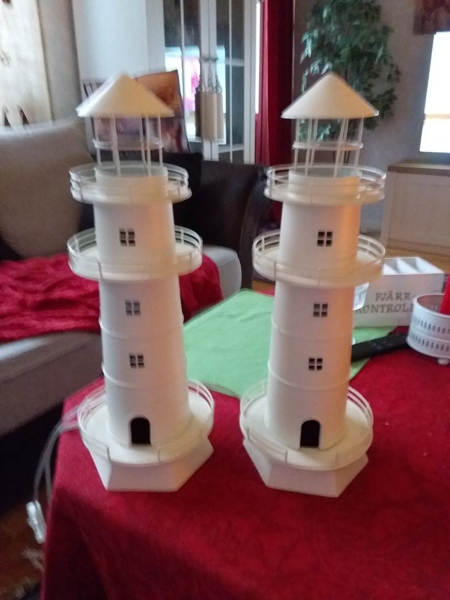 Bordslampa med röd skärm 2 st och Fyra por 2 st säljes för sig