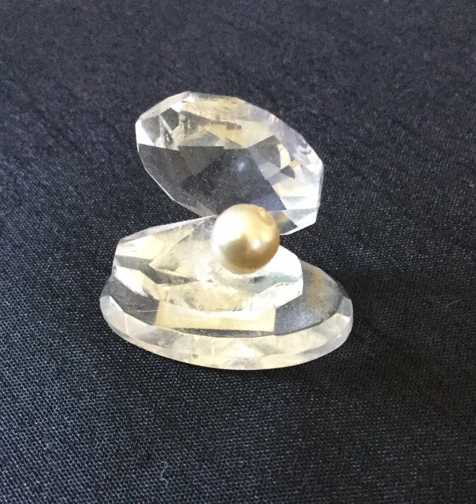 Kristallsnäcka mini med söt vit pärla, Bohemia Crystal, mått 15 x 27 mm.