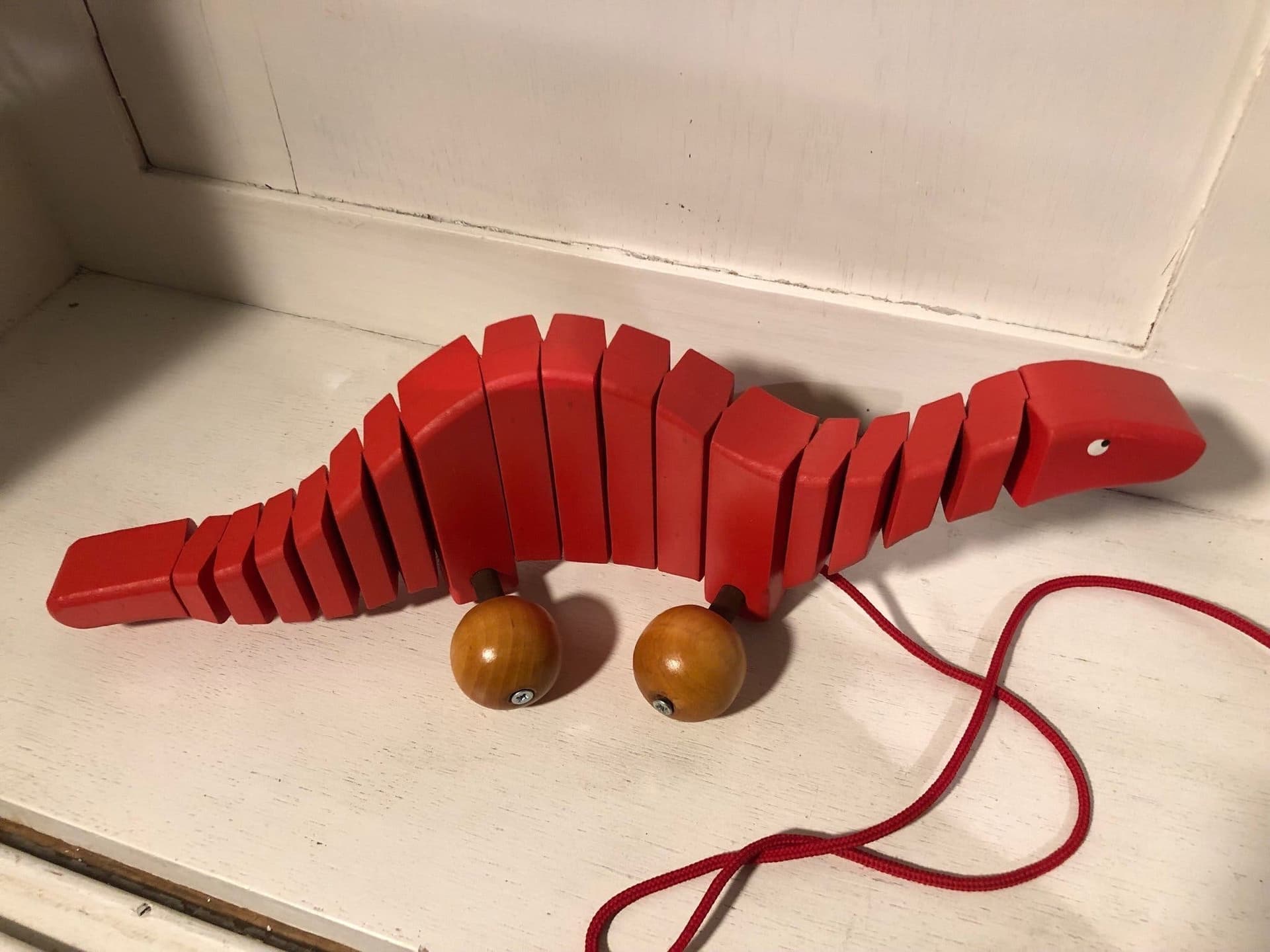 Trä dragleksak röd dinosaurie med snöre