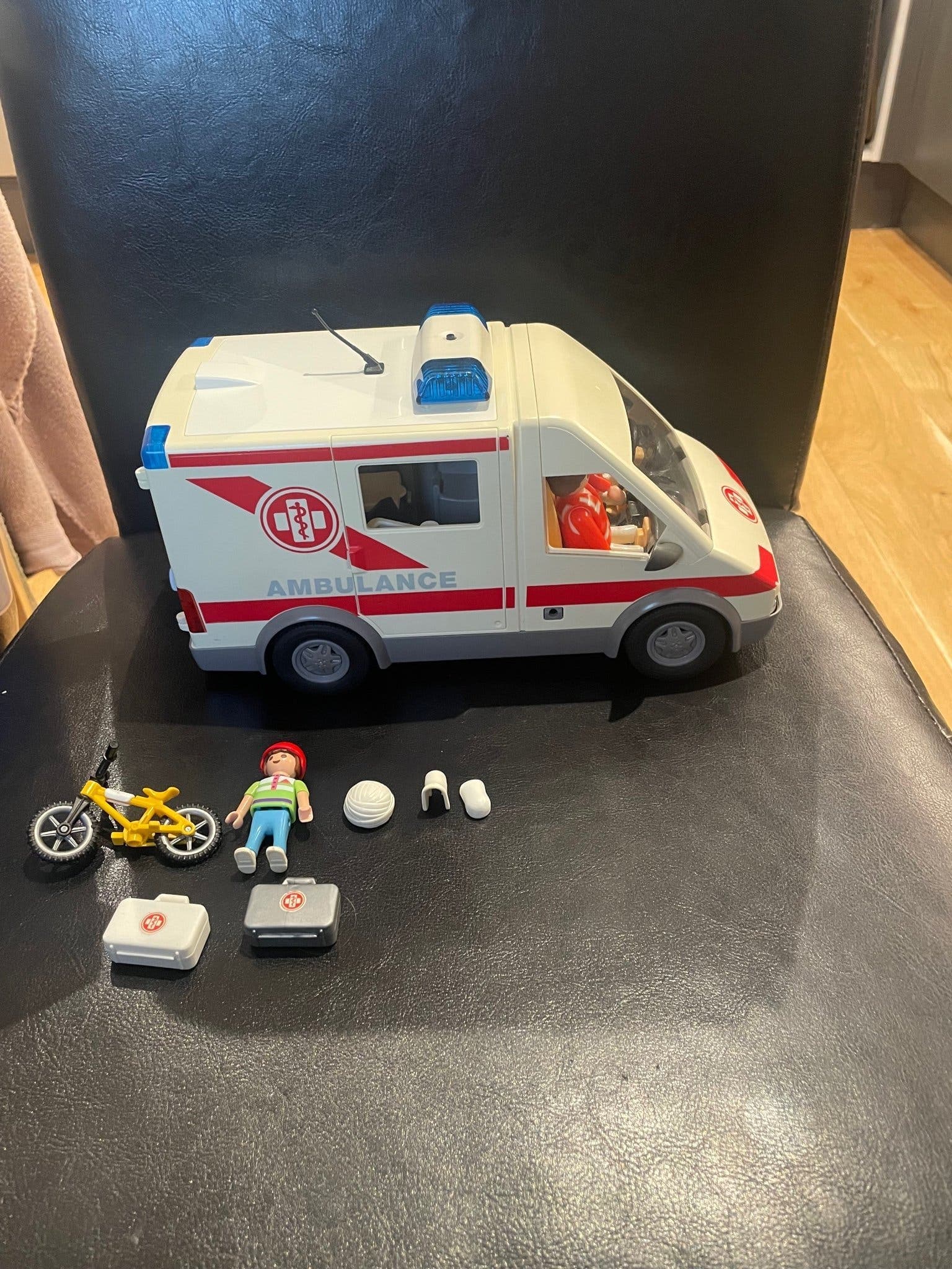 Playmobil Ambulans med figurer och tillbehör