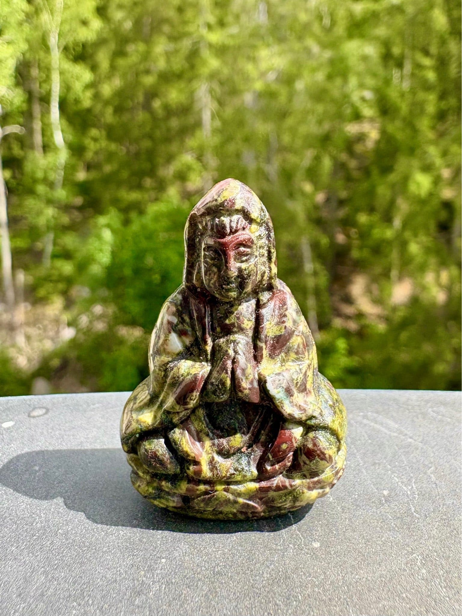 Kristall i Drakblod Jaspis Guanyin carving