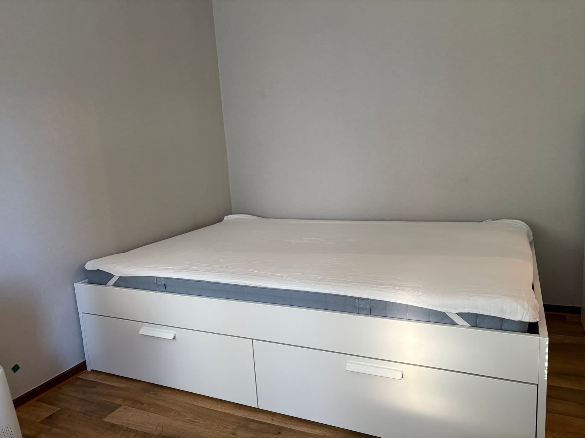 Sängstomme med förvaring och madrass