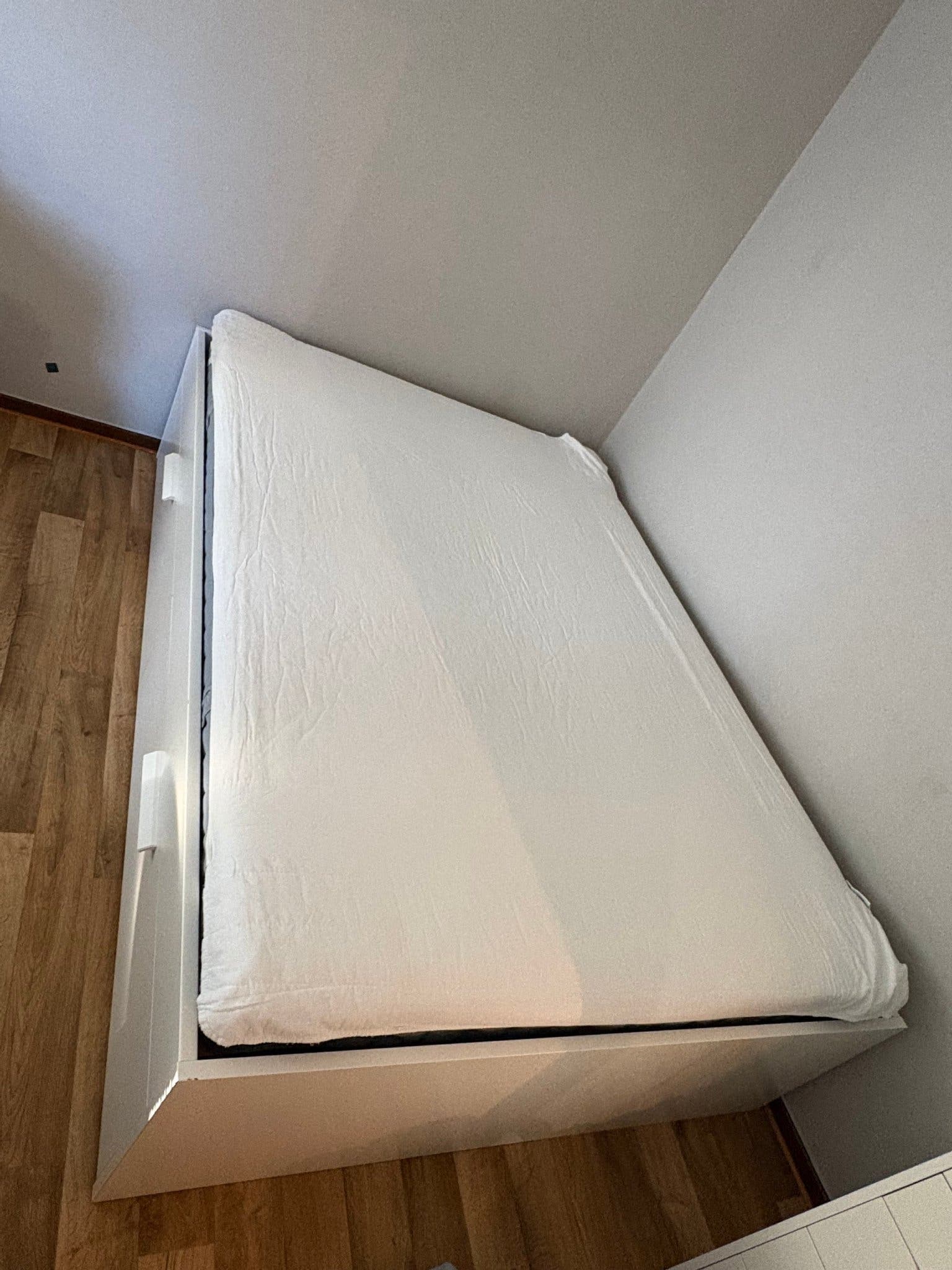 Sängstomme med förvaring och madrass