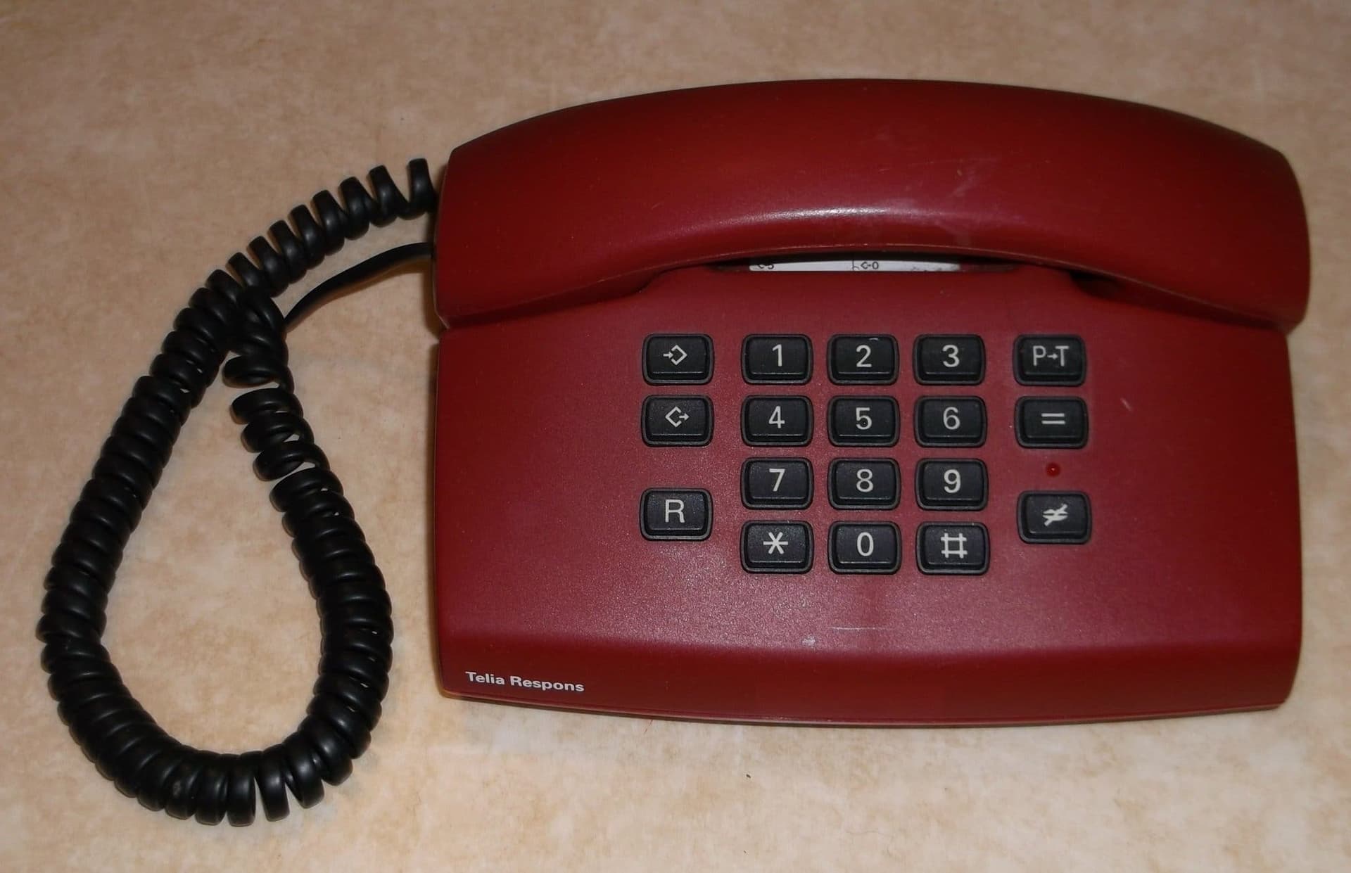 Telefon Telia Respons bord röd knappar plast analog Televerket Rekvisita Film