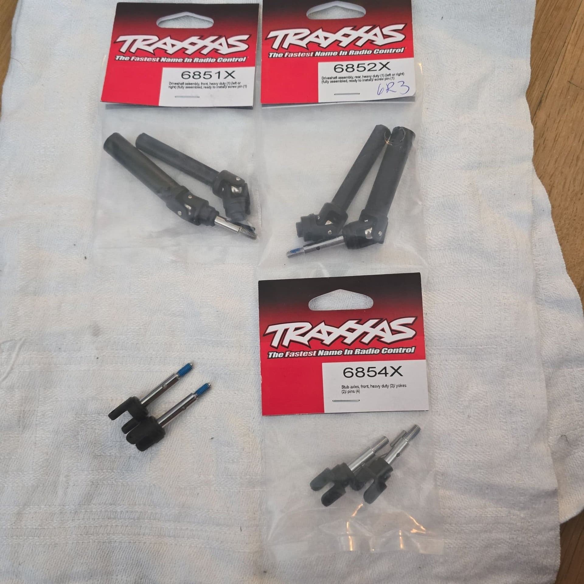 Traxxas NYA drivaxlar bak och fram + f/b hub. (Slash 4x4 VXL med flera).