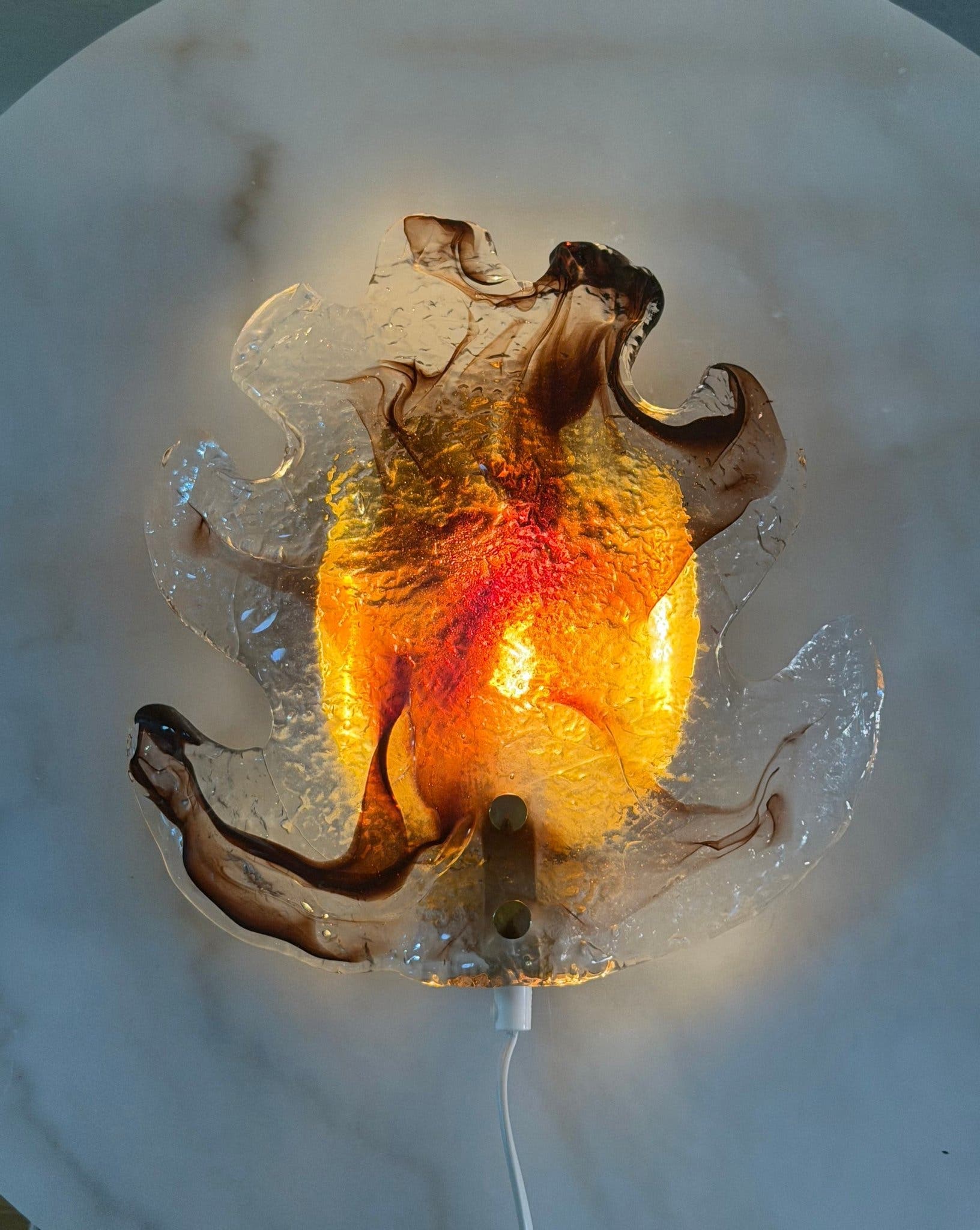 Vägglampa "Fagerlavik Söner" i glas och mässing