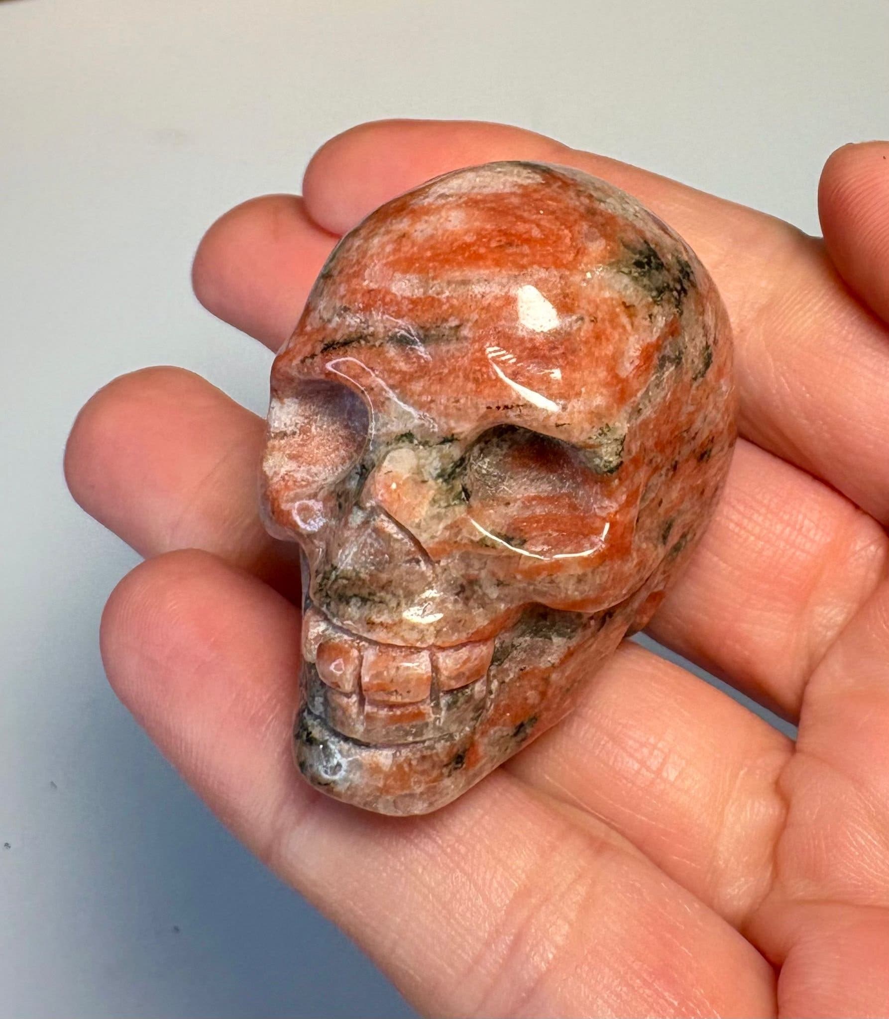 Kristall Döskalle skalle i Röd Sesam Jasper carving