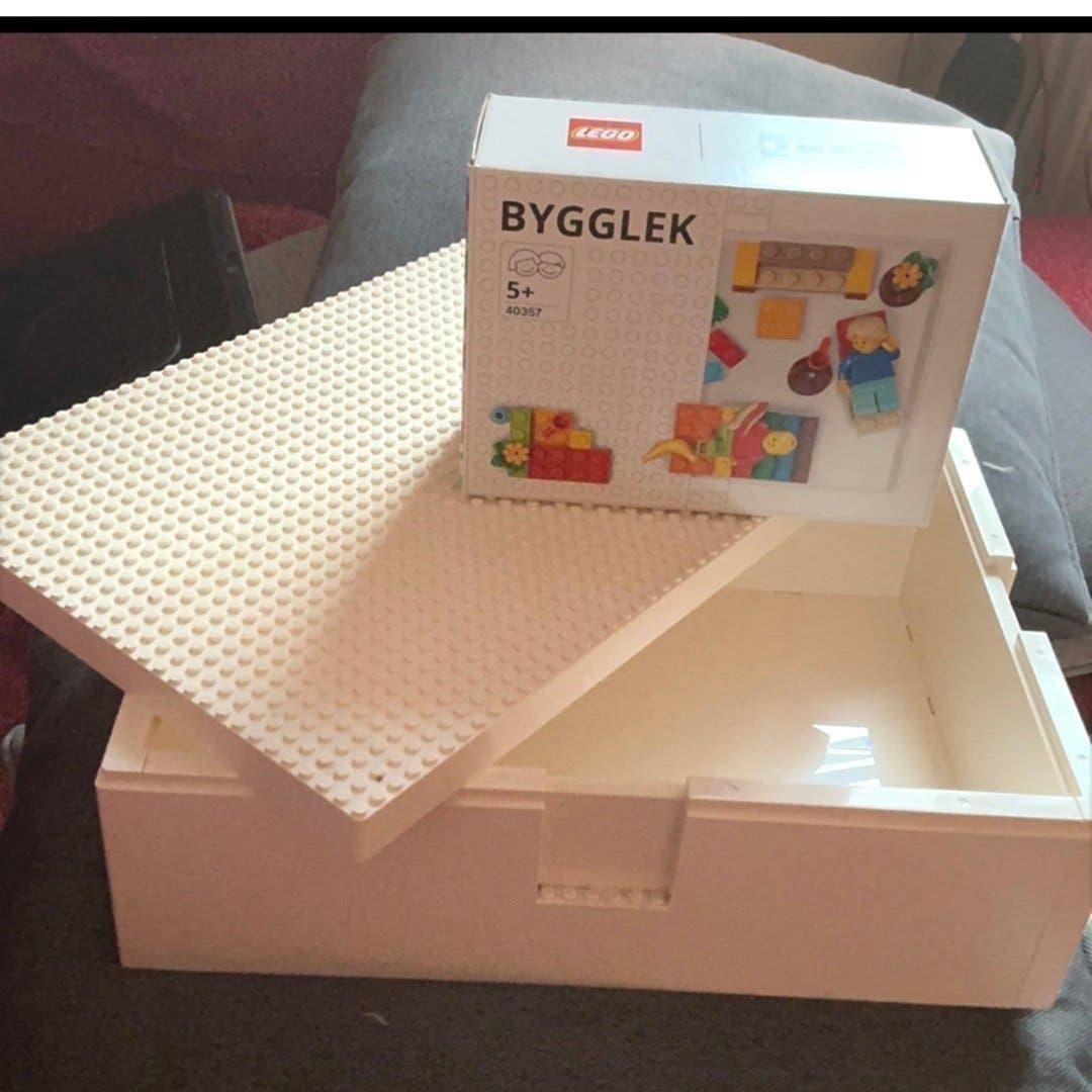 BYGGLEK LEGO IKEA Förvaringslåda med lock och en kartong BYGGLEK Legobitar.