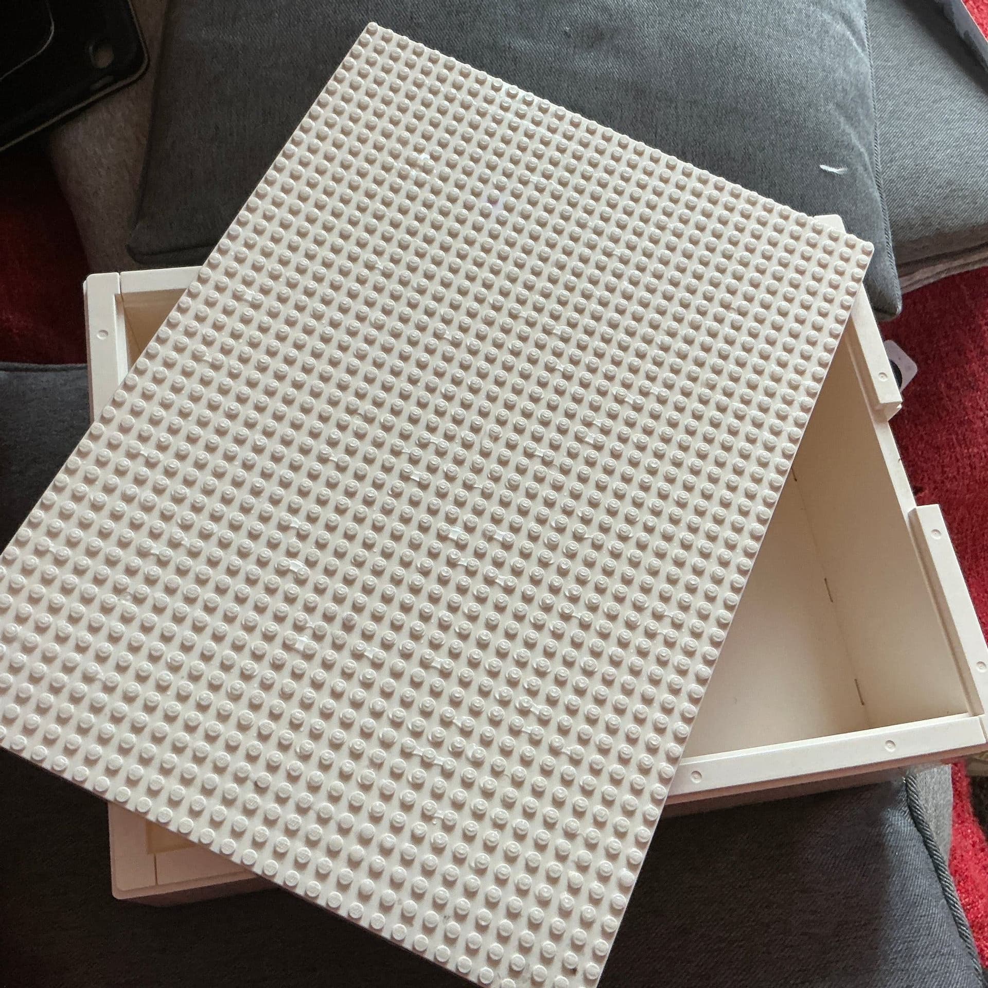 BYGGLEK LEGO IKEA Förvaringslåda med lock och en kartong BYGGLEK Legobitar.