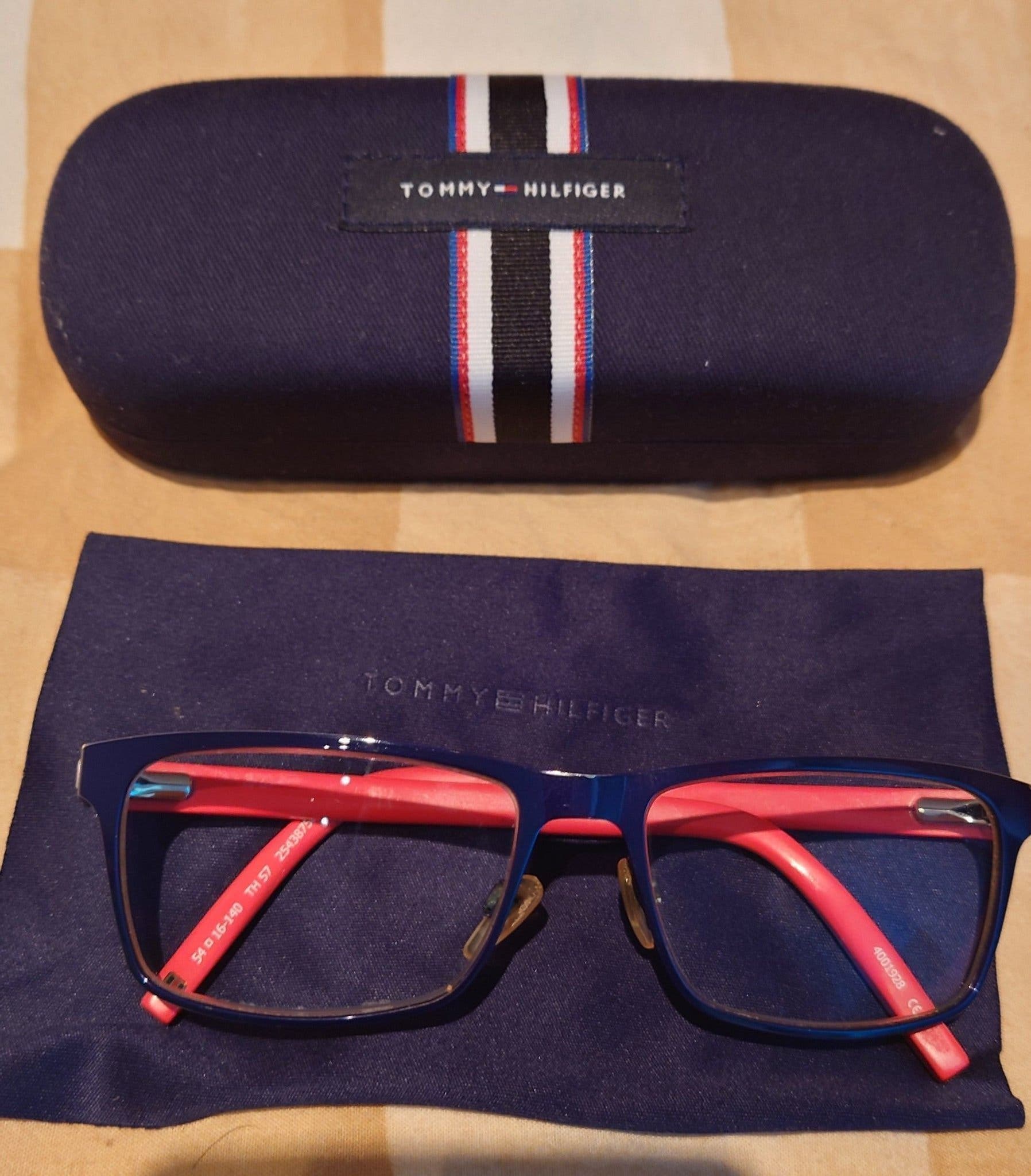 Tommy Hilfiger glasögonbågar med fodral och putsduk