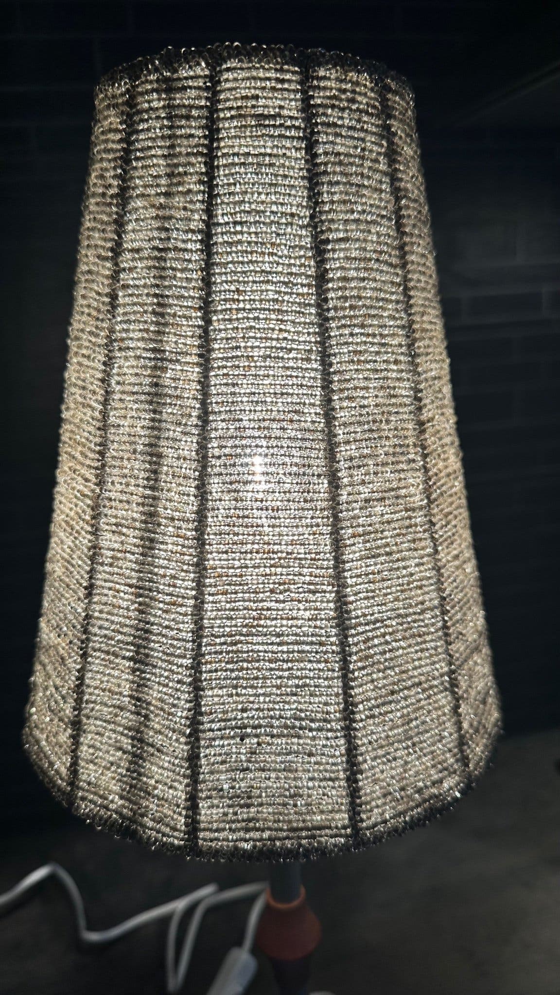 Bordslampor med träfot och pärlskärm, 2 st