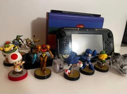 Nintendo Wii U med tillbehör och Amiibo-figurer