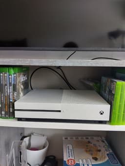 Xbox One S med två handkontroller och 12 spel