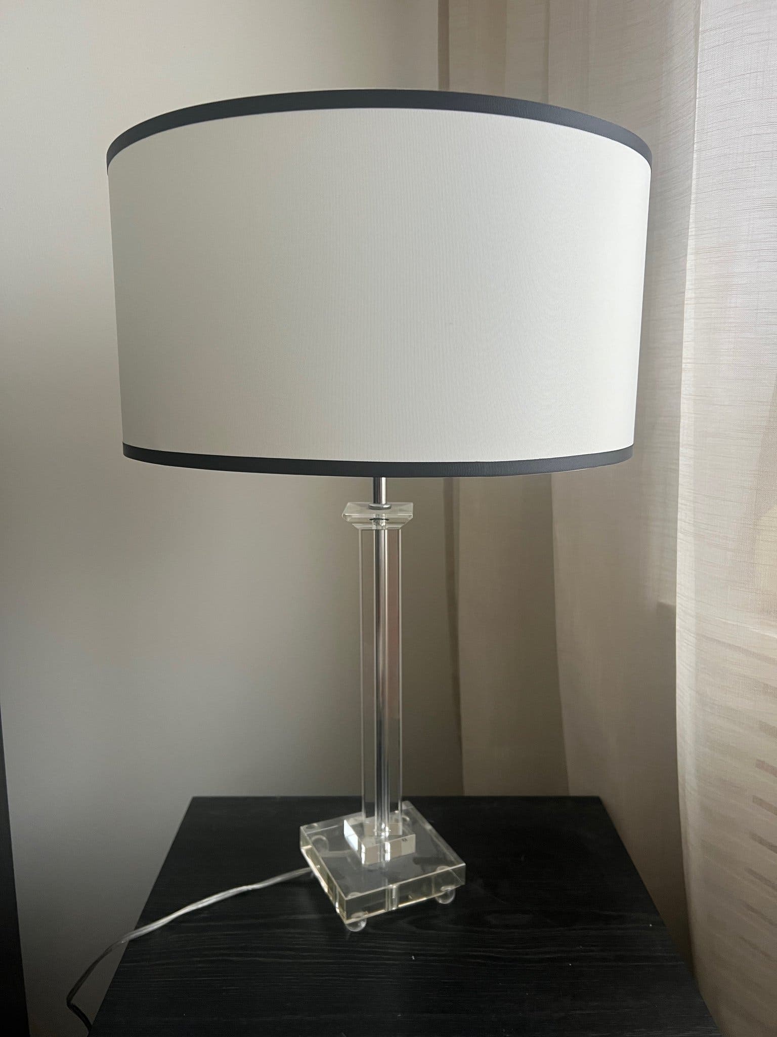 Bordslampa med vit skärm och transparent fot