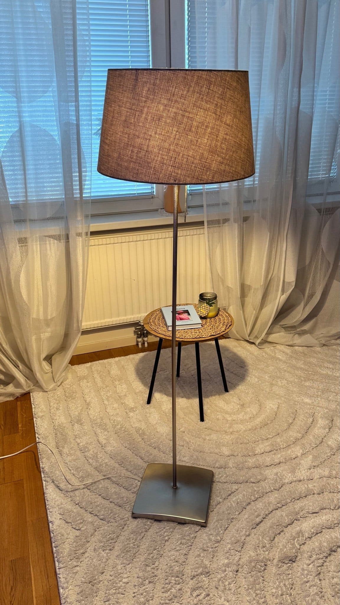 Golvlampa med lampskärm