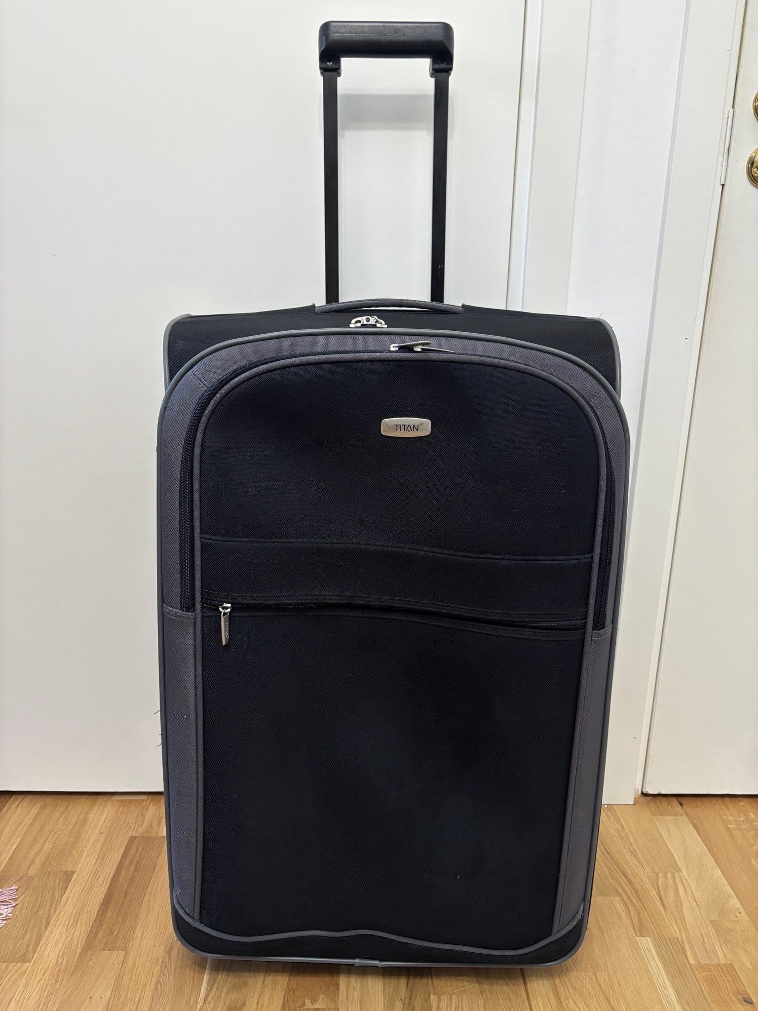 TITAN Svart Resväska 400kr