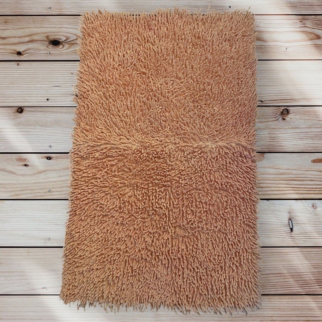 Mjuk badrumsmatta i varm ton – 51x80 cm