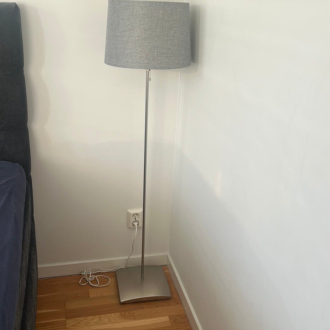 Golvlampa med grå skärm