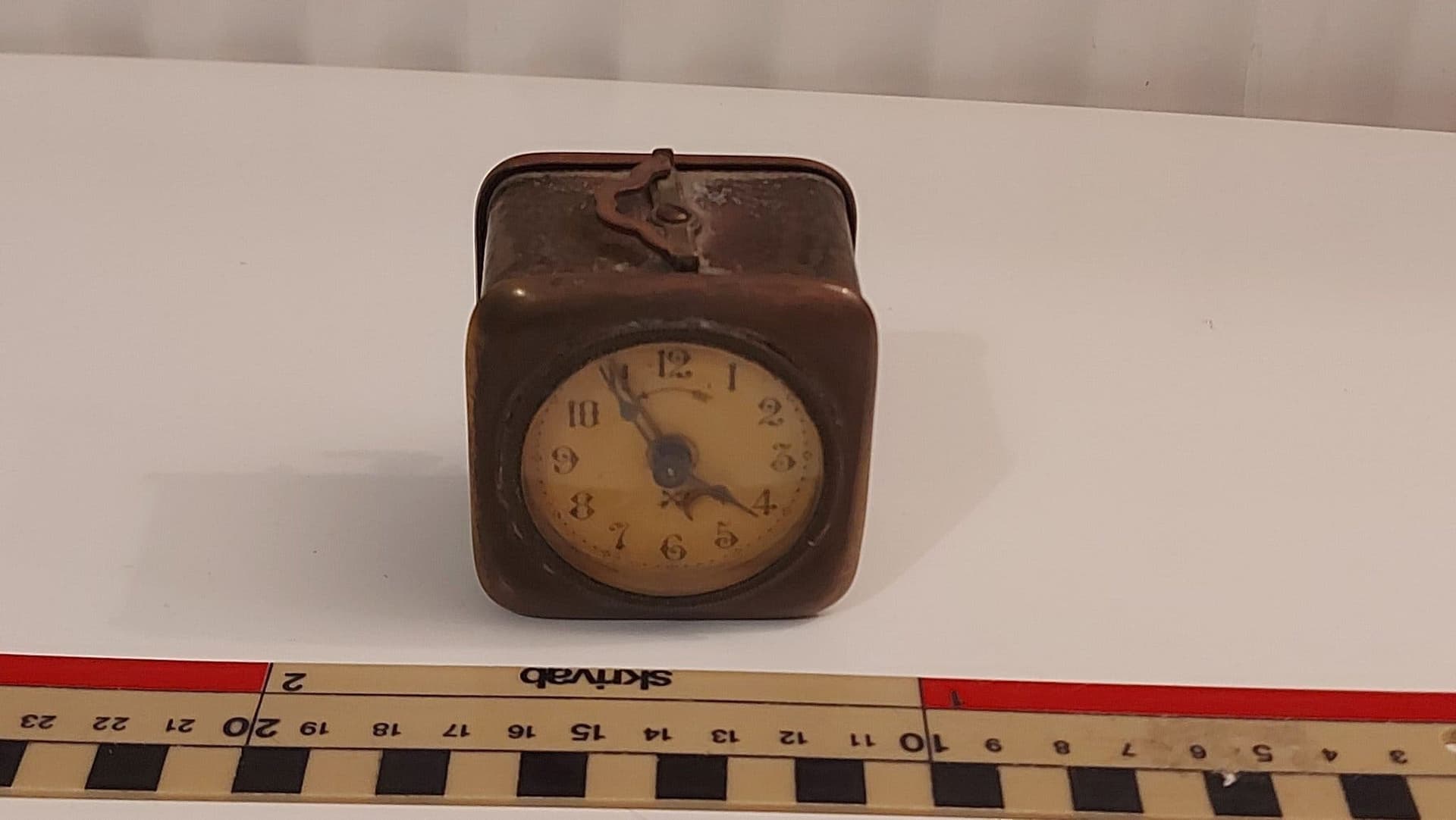 Antik mekanisk alarmklocka i läderklädd metall från 1920-talet retro bordsklocka