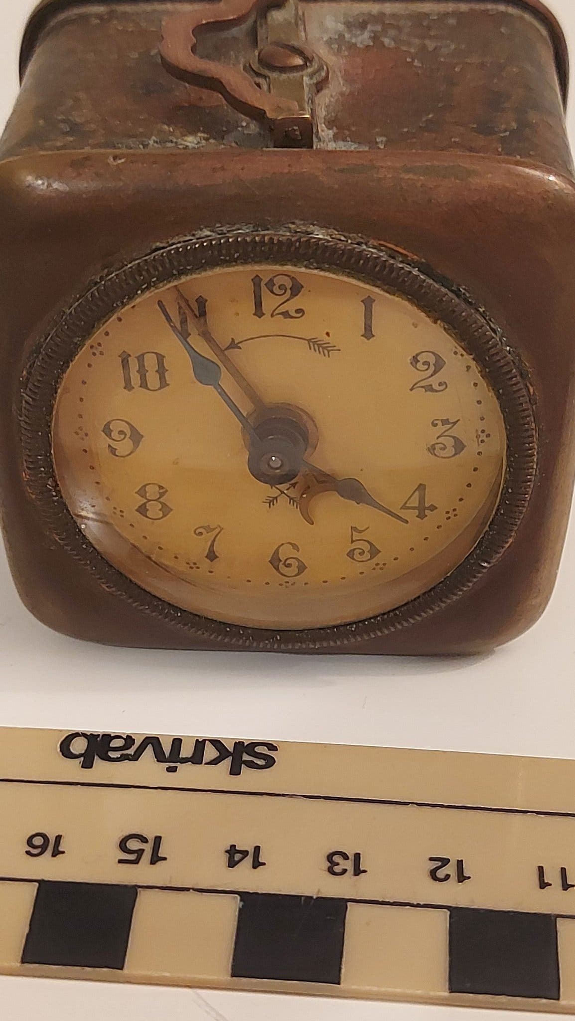 Antik mekanisk alarmklocka i läderklädd metall från 1920-talet retro bordsklocka