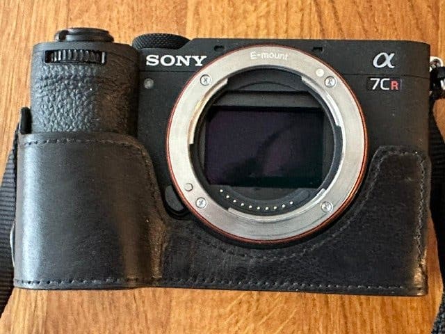 Sony a7CR 61 MP sensor. En 'half case' som skydd.