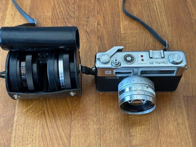 Yashica Electro 35 analog kamera med två skarvobjektiv i en väska med sökare.