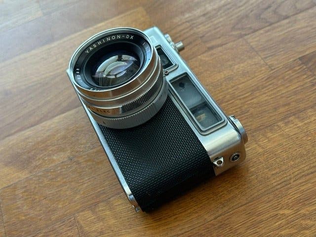 Yashica Electro 35 analog kamera med två skarvobjektiv i en väska med sökare.