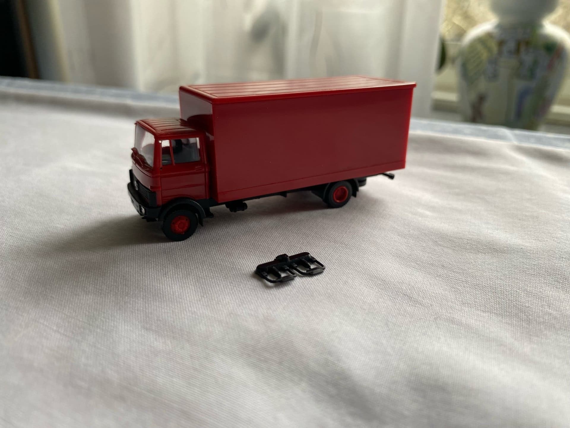 Praliné Mercedes-Benz lastbil, röd H0 ((1:87)
