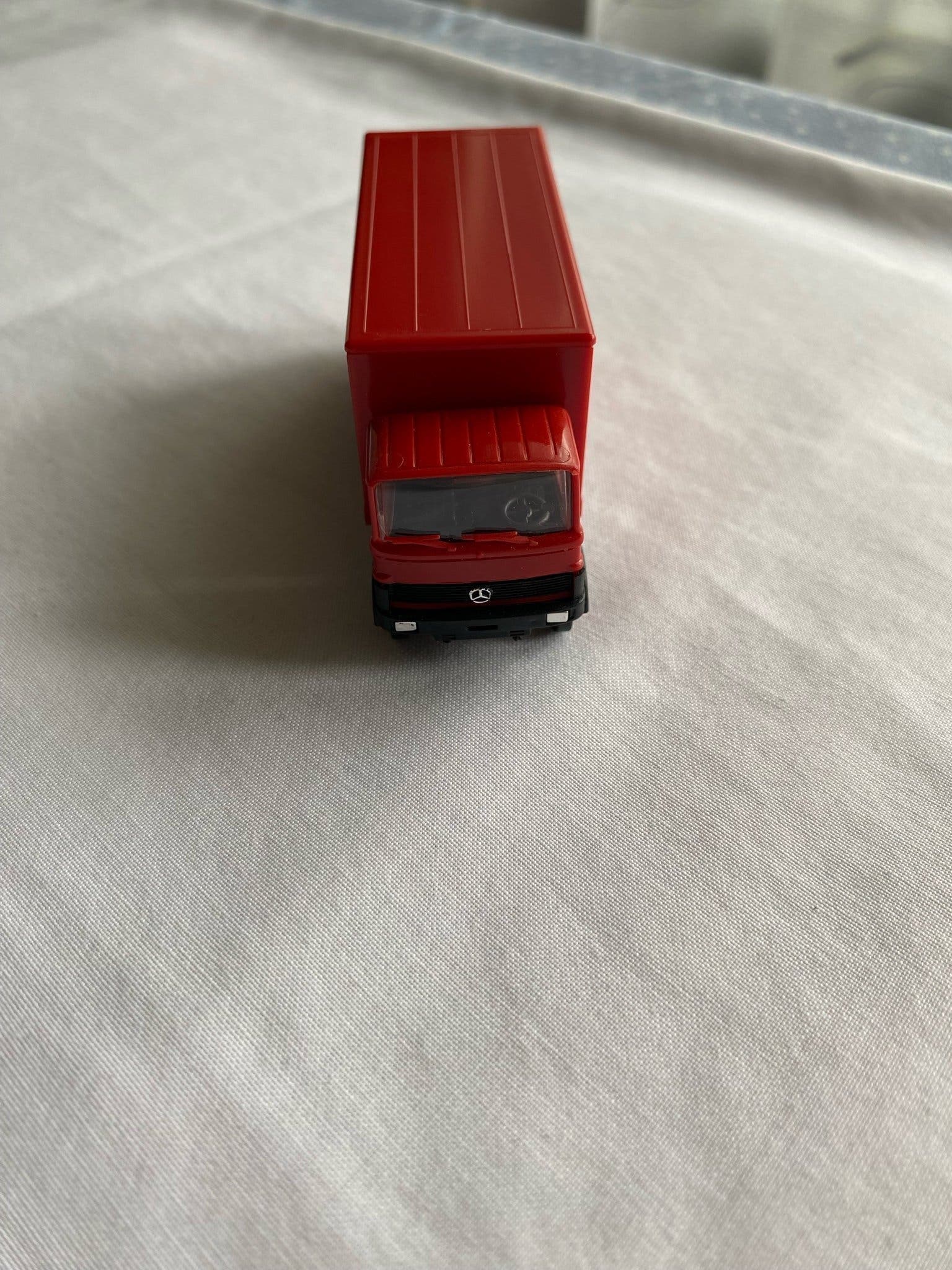 Praliné Mercedes-Benz lastbil, röd H0 ((1:87)